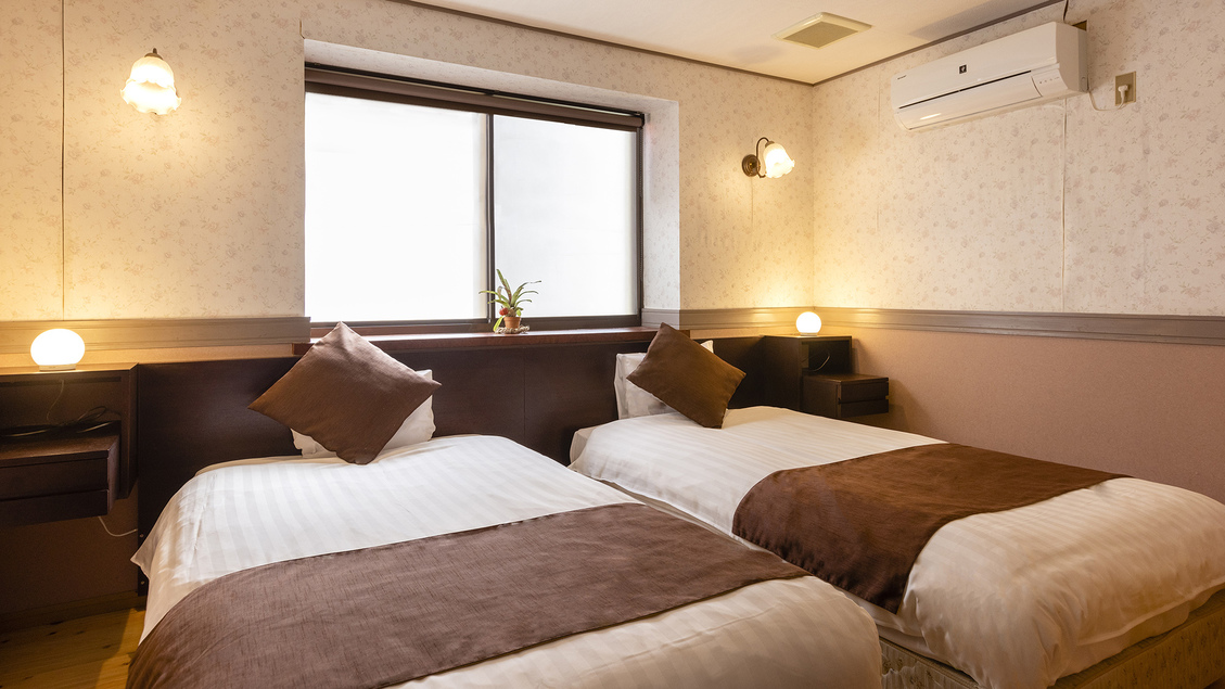 【1棟貸しDXコテージ：1階＋2階】58～67平米/バス付　ベッドルームは1部屋独立型でございます。