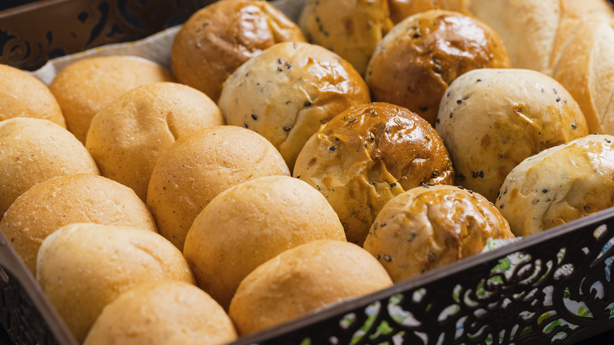 【ご朝食-自家製パン】毎日当館で丁寧に焼き上げる自家製パンは大人気！どれを食べるか迷っちゃう♪