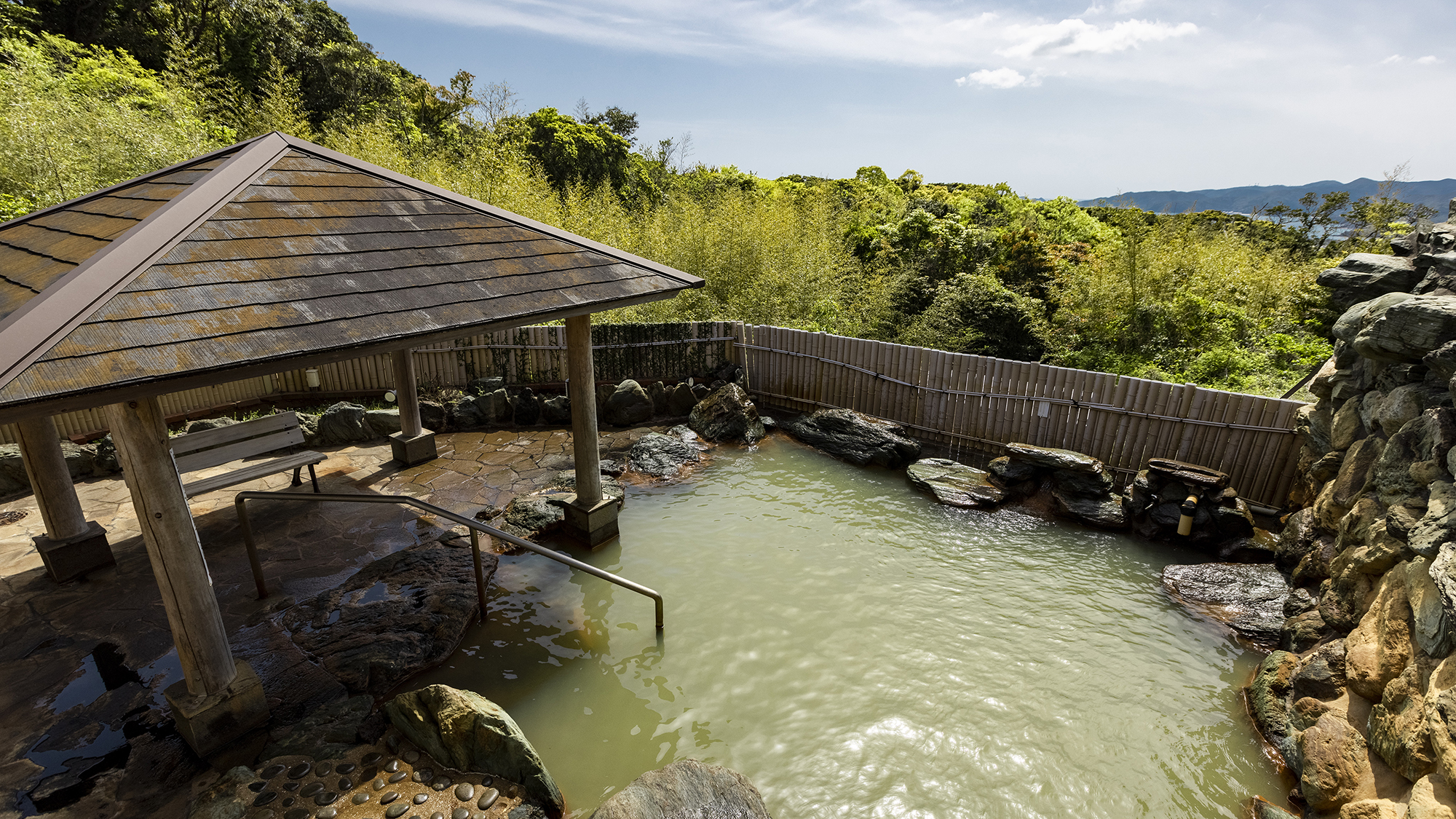 【露天風呂-奥岳温泉】褐色のにごり湯が特徴！疲労回復にも効果があり、身体の芯から温まる天然温泉です