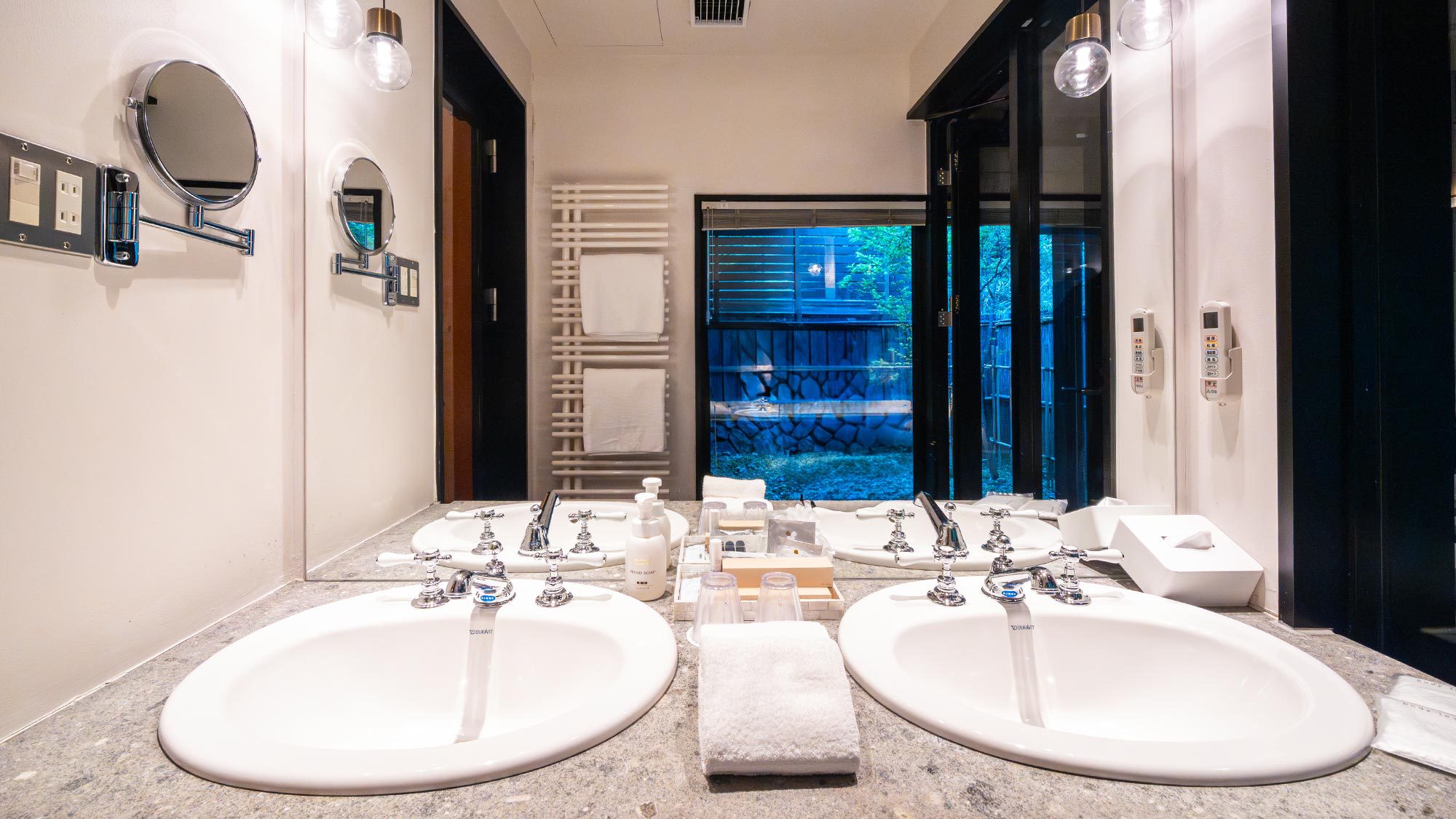 【別邸／50平米】洗面台が2台ありますので、忙しい朝も安心。各種アメニティもご用意しております。