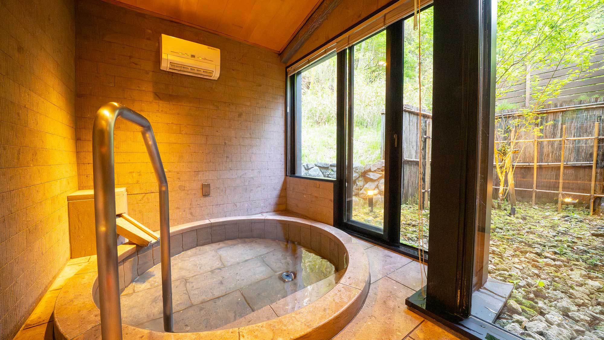 【別邸／50平米】開放的な半露天風呂。庭を眺めながら湯あみをお楽しみください※温泉ではございません。