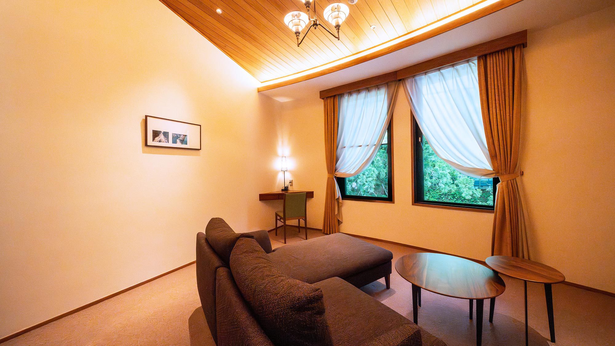 【本館最上階／50平米】特注品のヨーロッパ製照明や家具を配置し、伝統とモダンを見事に融合させた客室。