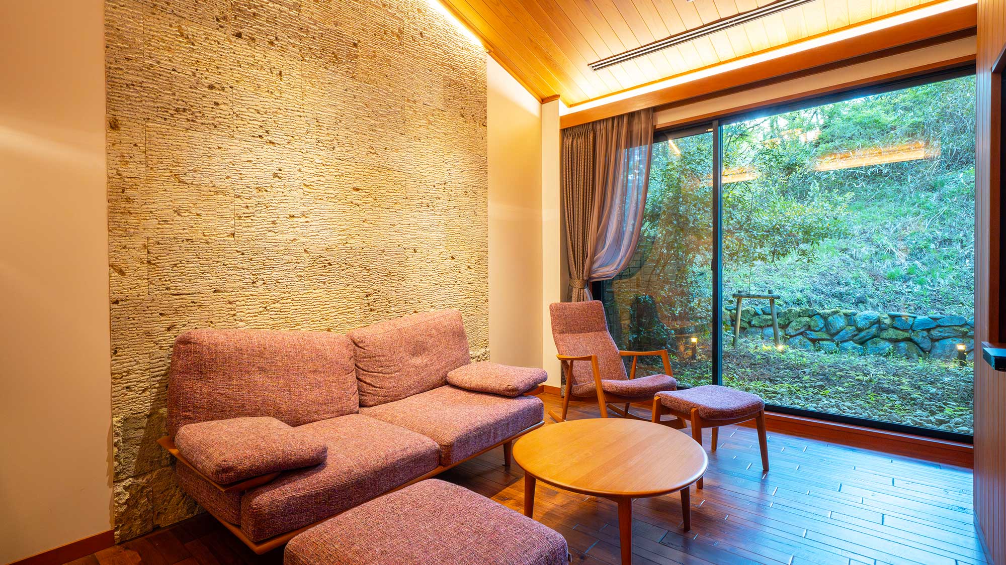 【別邸／50平米】栃木県産の大谷石や杉板を使用した室内。お部屋により家具の配置が異なります。