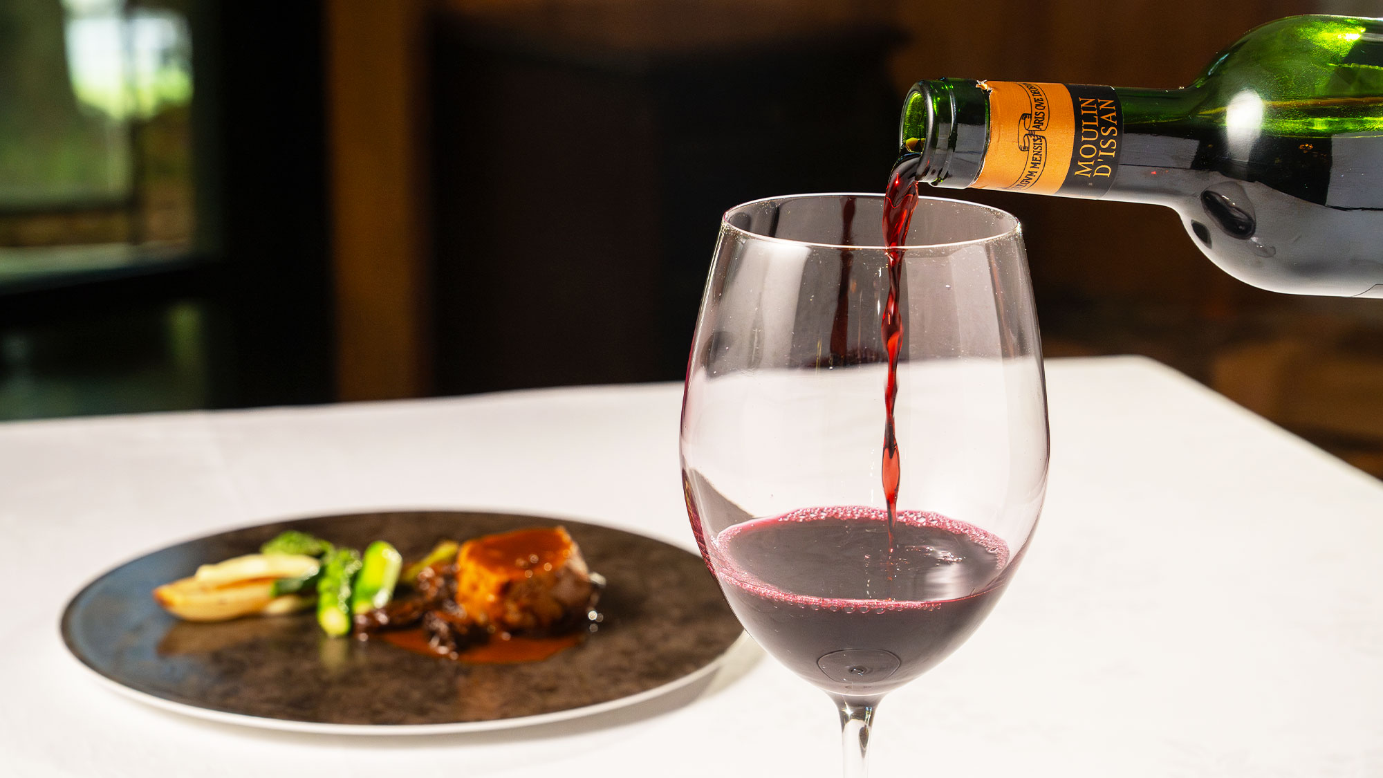 【ディナー／コース例】ソムリエおすすめのお飲み物も多数ご用意。お食事に合わせてお楽しみください。