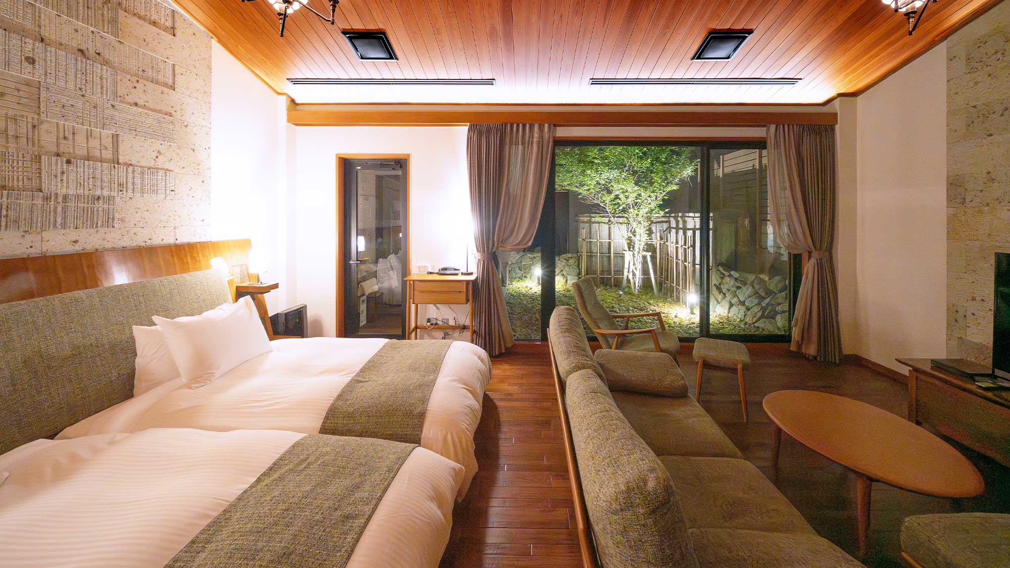 【別邸／50平米】静かで解放感のある平屋づくりの半露天風呂付のお部屋です。