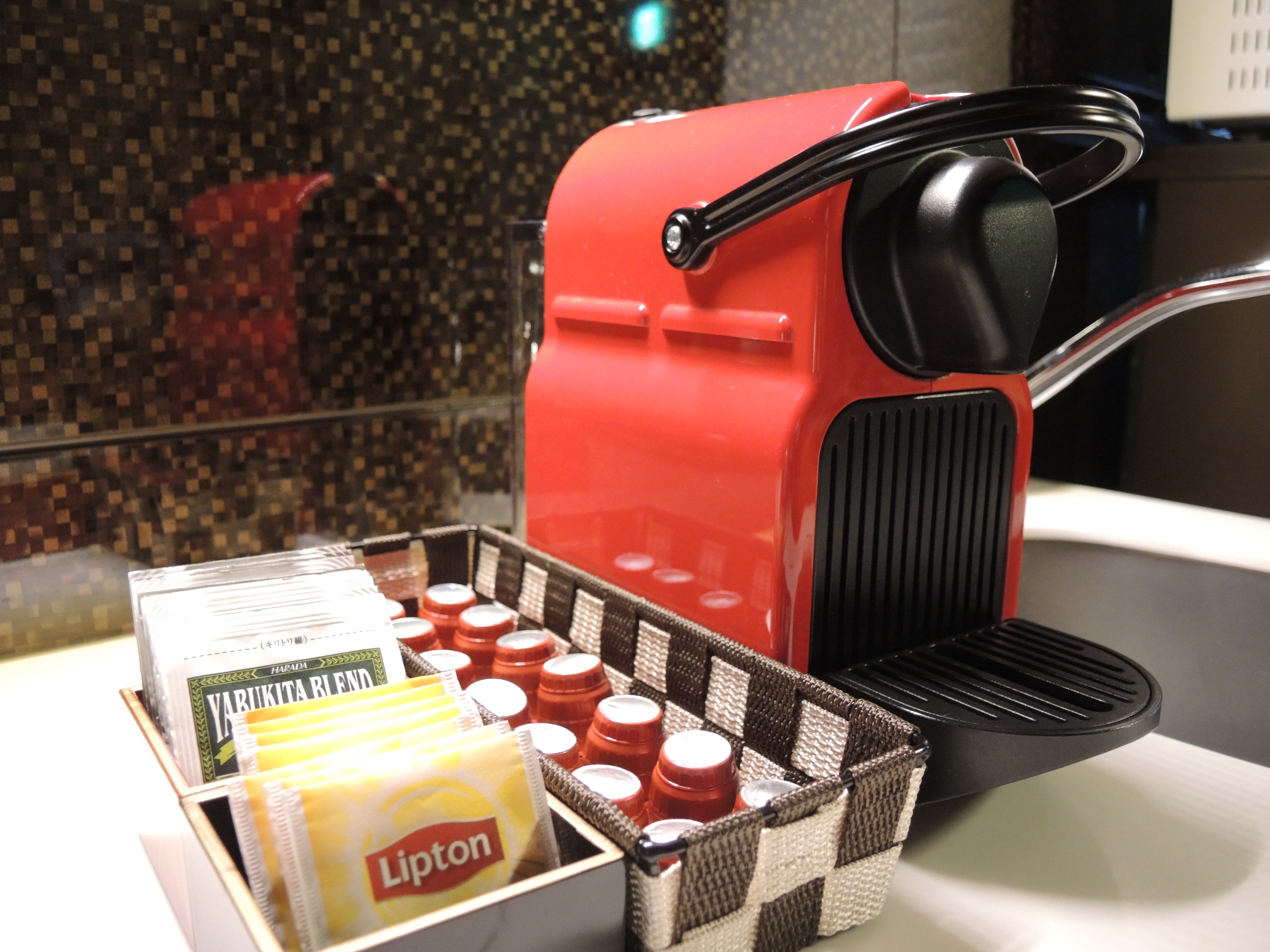 緑茶、紅茶、コーヒーご自由にお飲みくださいませ。