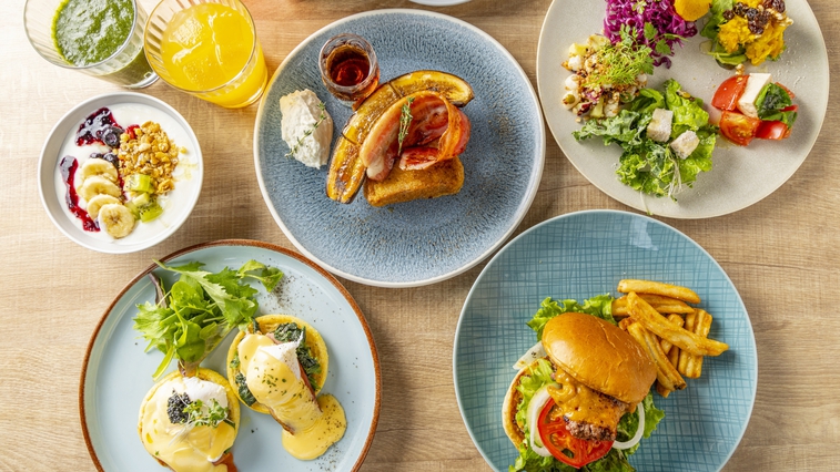 ■ご朝食｜北海道の食材を使用した選べる3種類のメインプレートとサラダ＆デリカなどのハーフビュッフェ