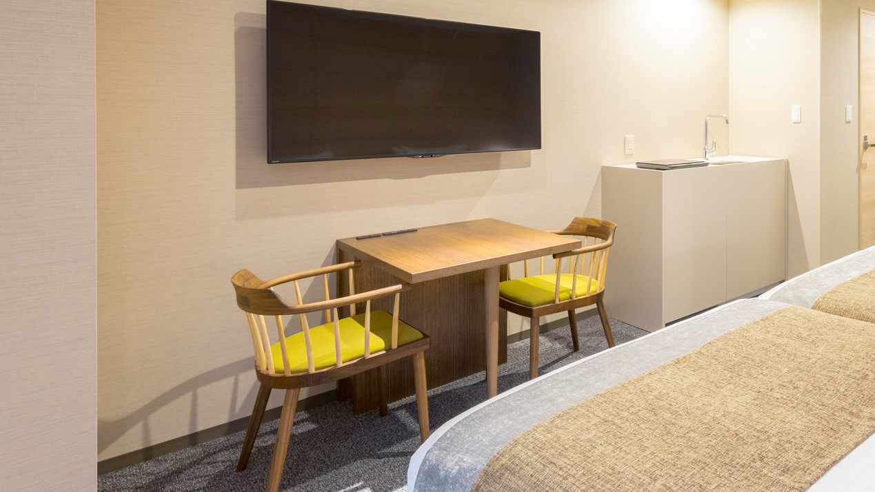 ■デラックスツイン｜テーブルとイスでゆっくりお過ごしいただけます