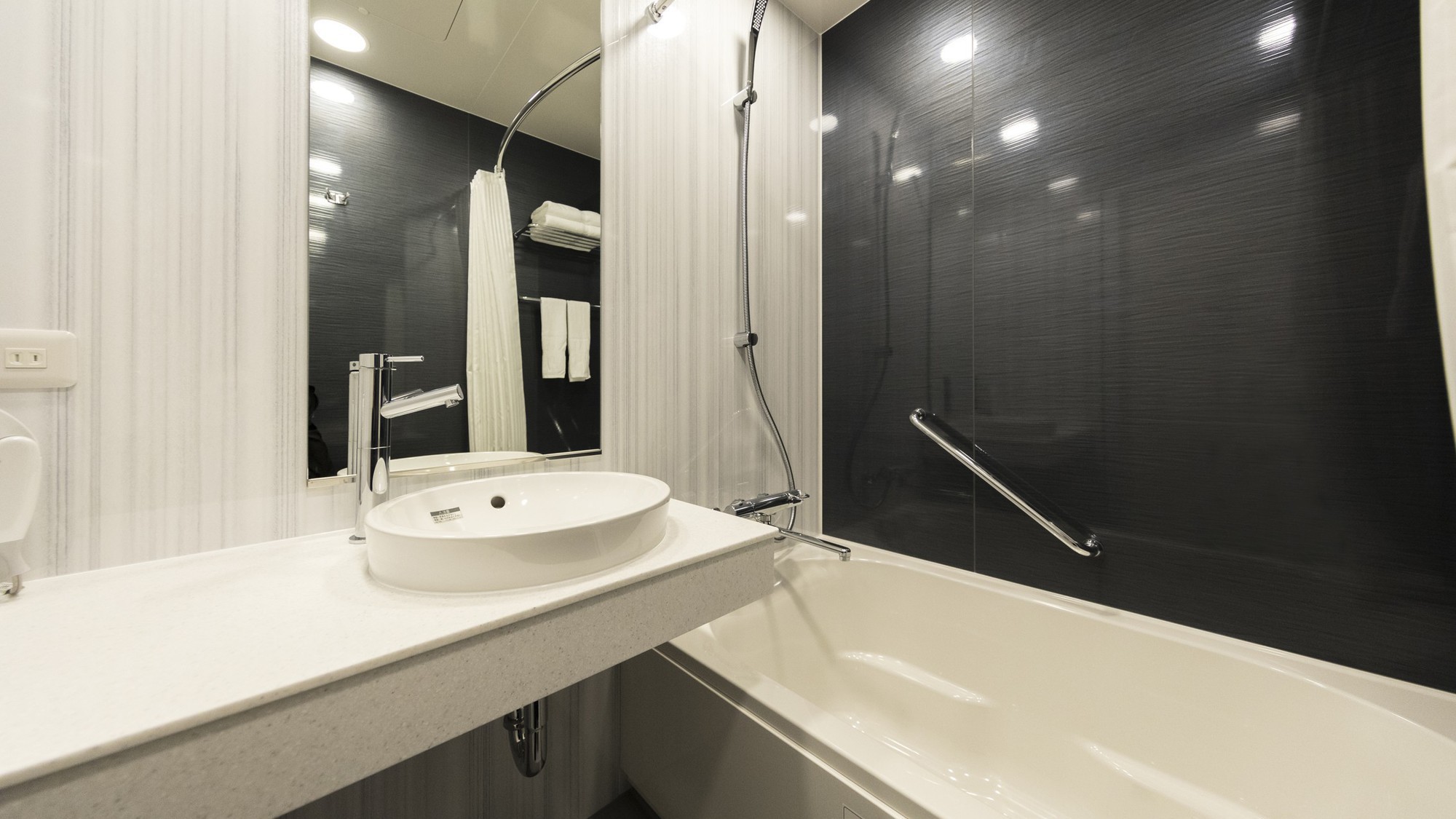 ■デラックスツイン｜バスルームはトイレと別のセパレートタイプをご用意しております