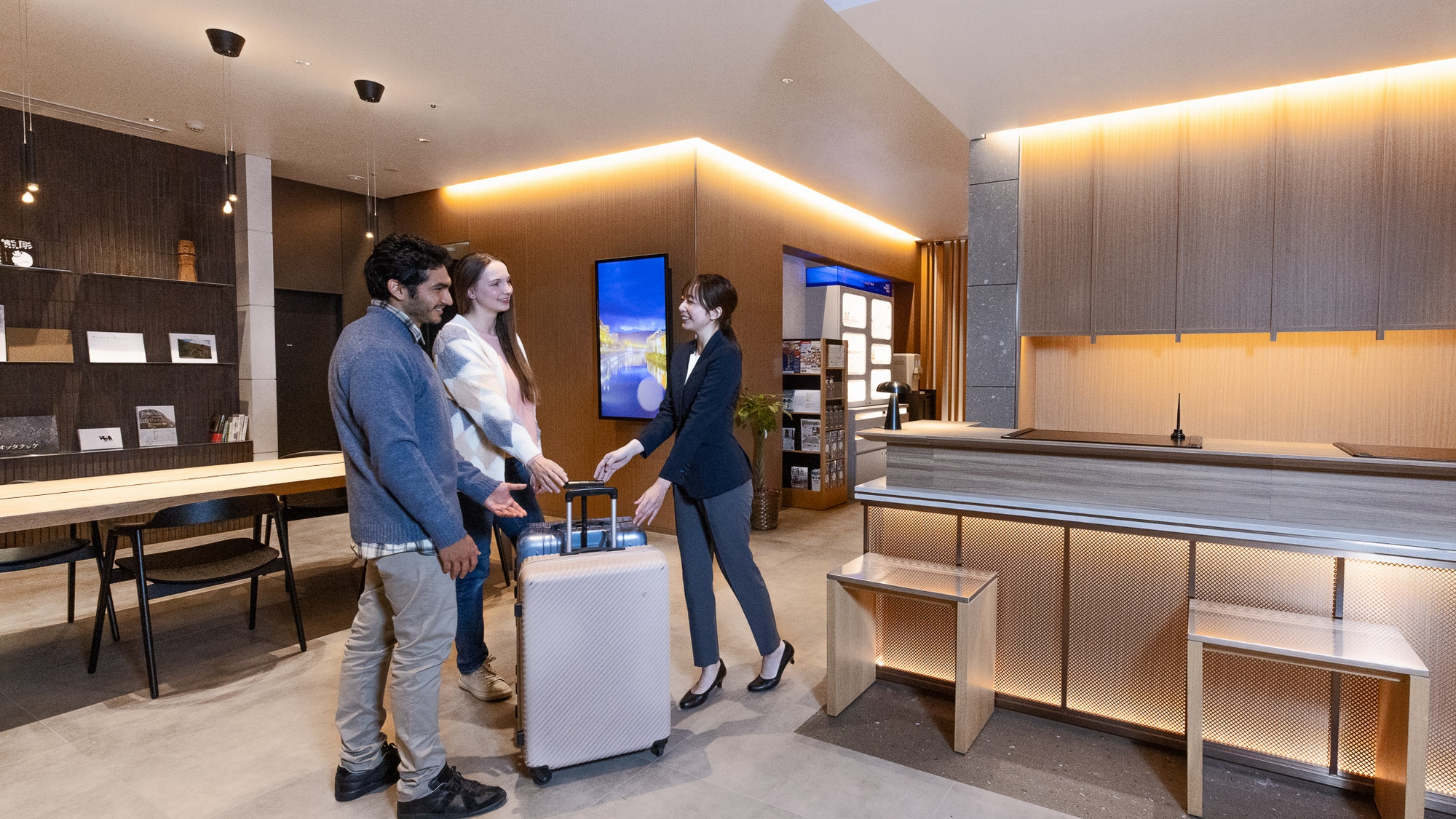 ■フロント｜お荷物をお預かりいたします