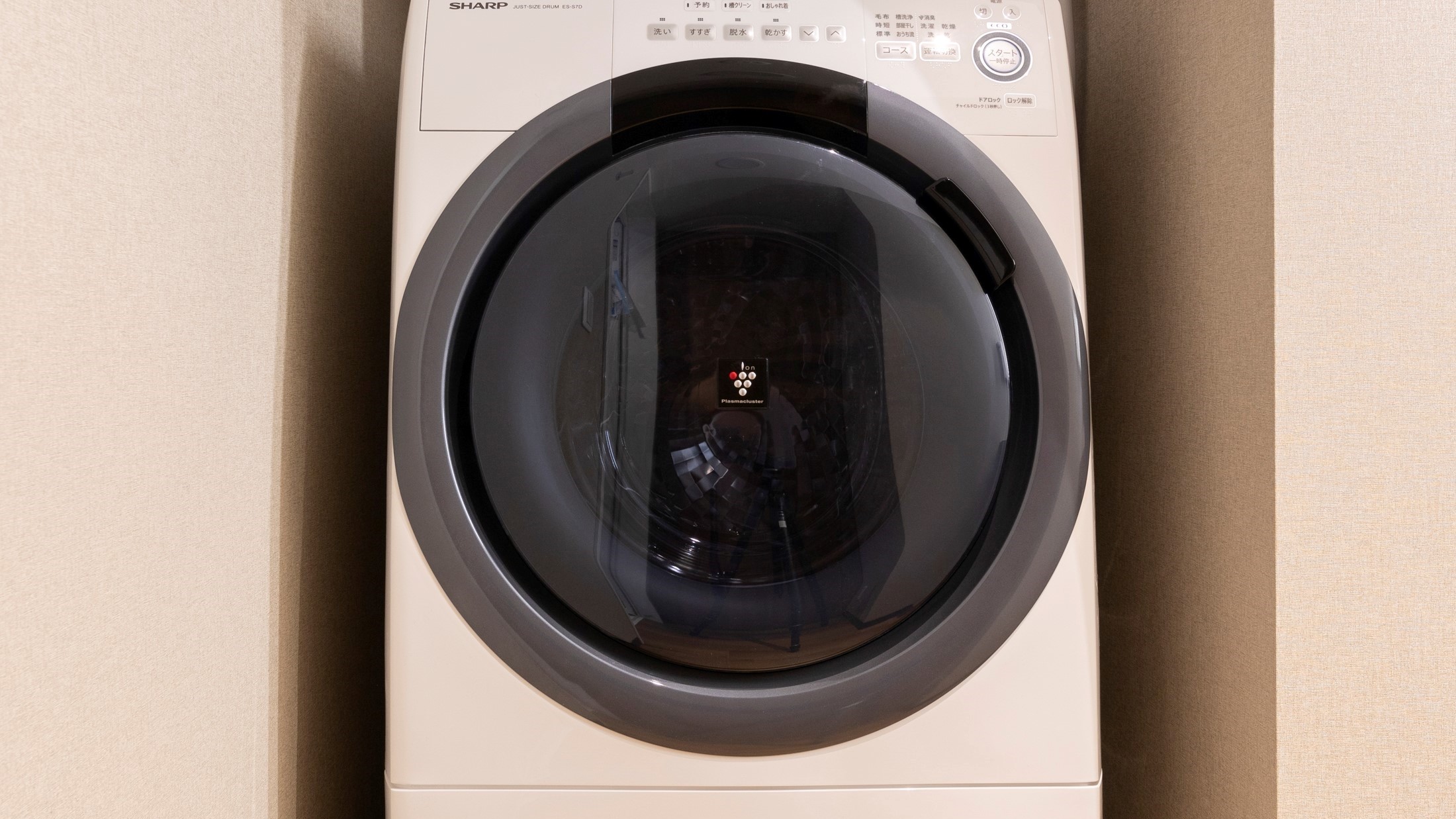 全客室に洗濯乾燥機を完備しております。