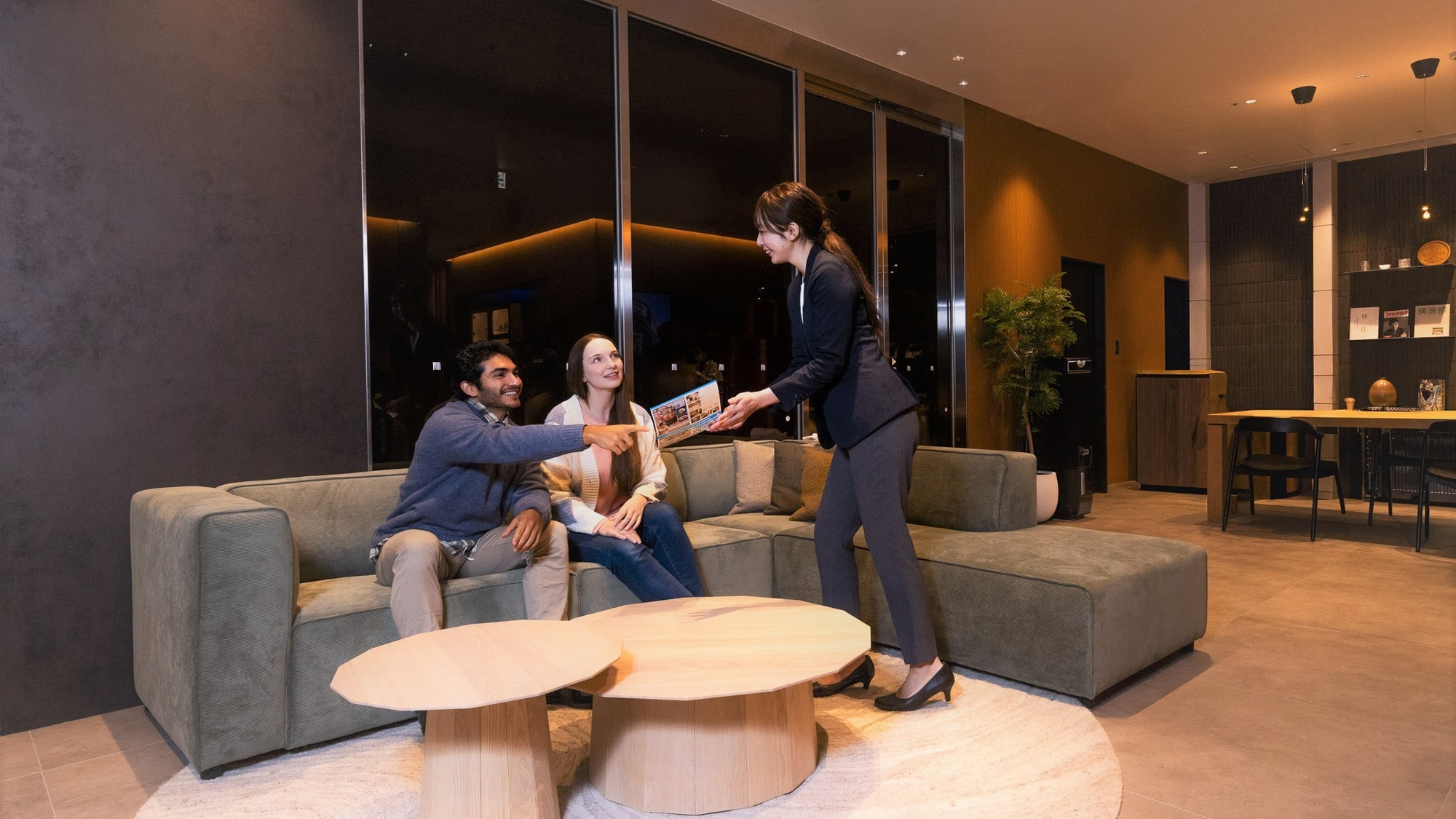 ■ラウンジ｜周辺飲食店や観光に関することはスタッフまでお尋ねください