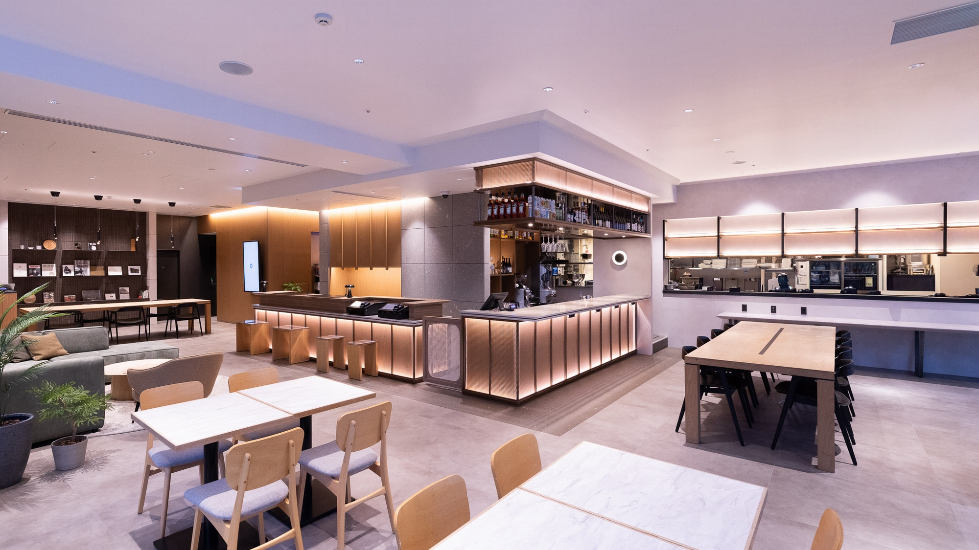 ■フロント・バー｜広々と清潔感のあるフロント