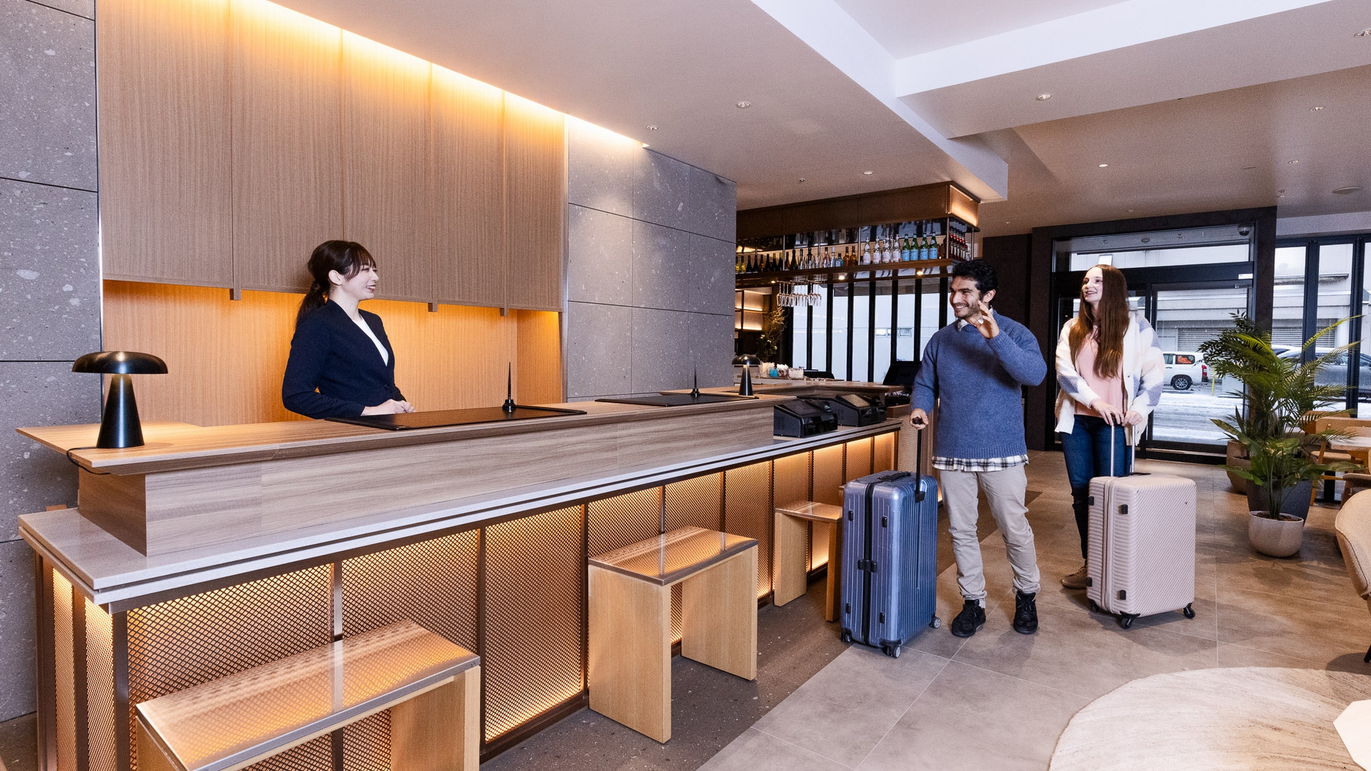 ■フロント｜スタッフが笑顔でお出迎えいたします