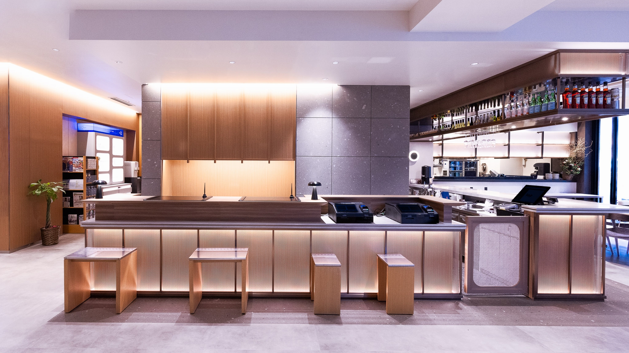 ■フロント｜明るく解放感のあるフロント