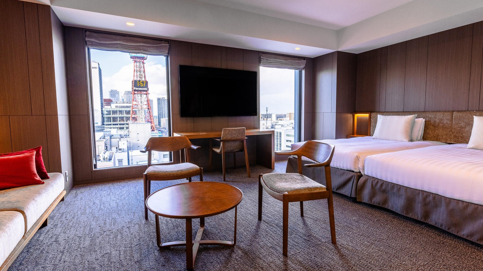 ■ステイプレミア｜窓が大きく札幌の町並みがよく見えます