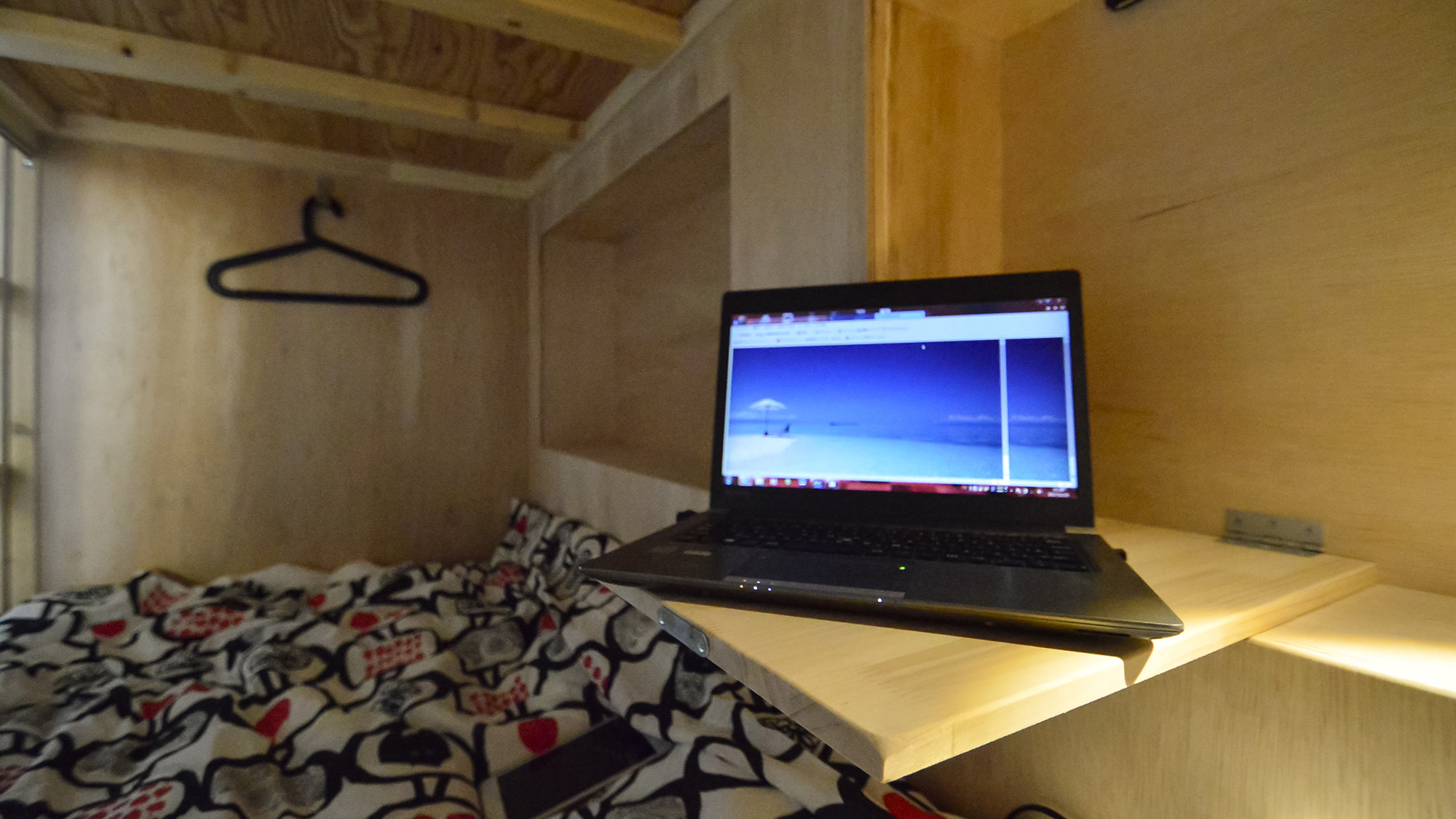 ・【ベッド】PCやちょっとした書き物などの作業にも便利なテーブルがございます