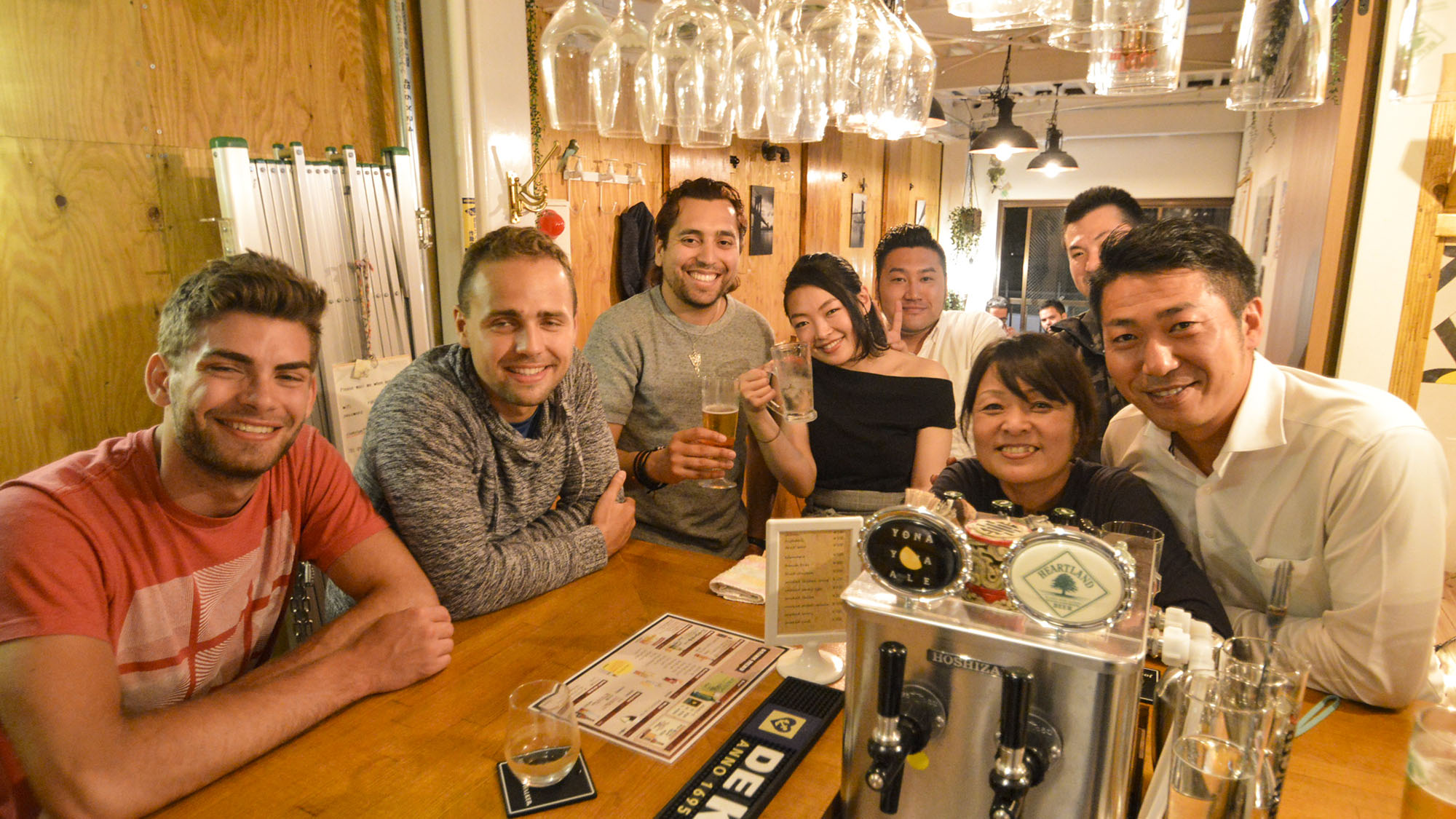 ・【トラベラーズBAR】当施設にはバーを併設。世界中のゲストととの素敵な空間です