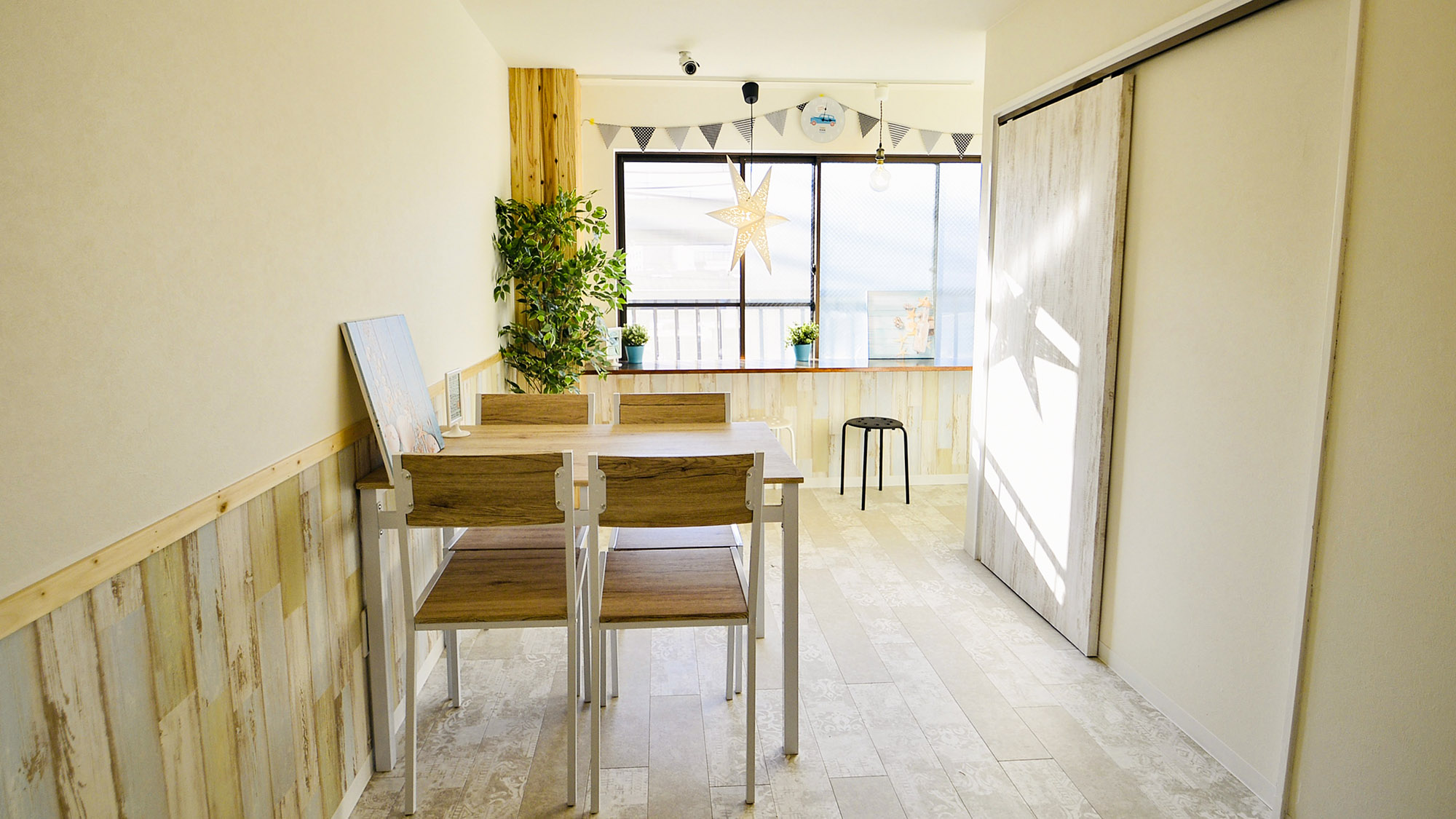 ・【リビング】採光もよく明るいリビング。ゲスト同士の交流の場としてもご利用ください