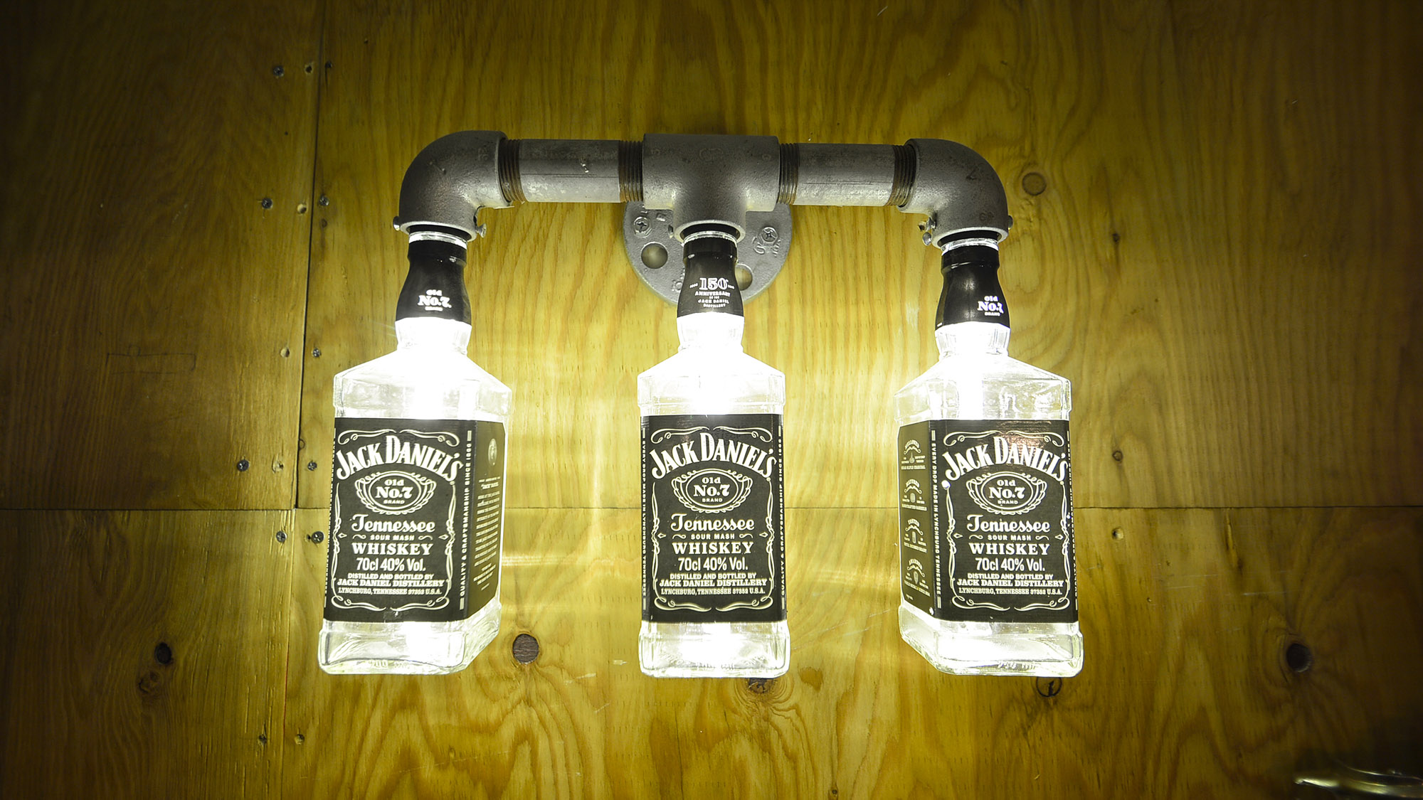 ・【トラベラーズBAR】店内照明にはお酒の瓶が。雰囲気もばっちりです◎