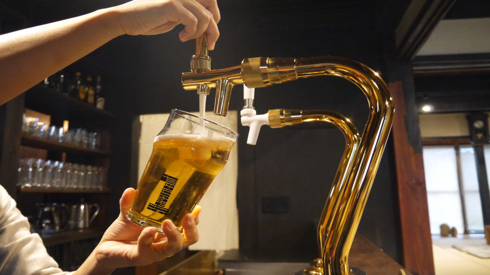 ・ビール：カフェバーではクラフトビールなどのアルコールもお楽しみいただけます