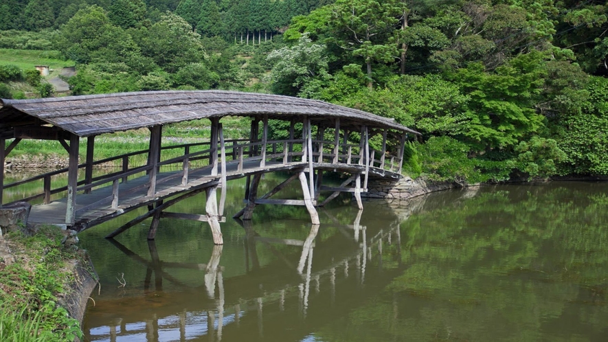 ・弓削神社：神社への参道が屋根付きの太鼓橋となっています