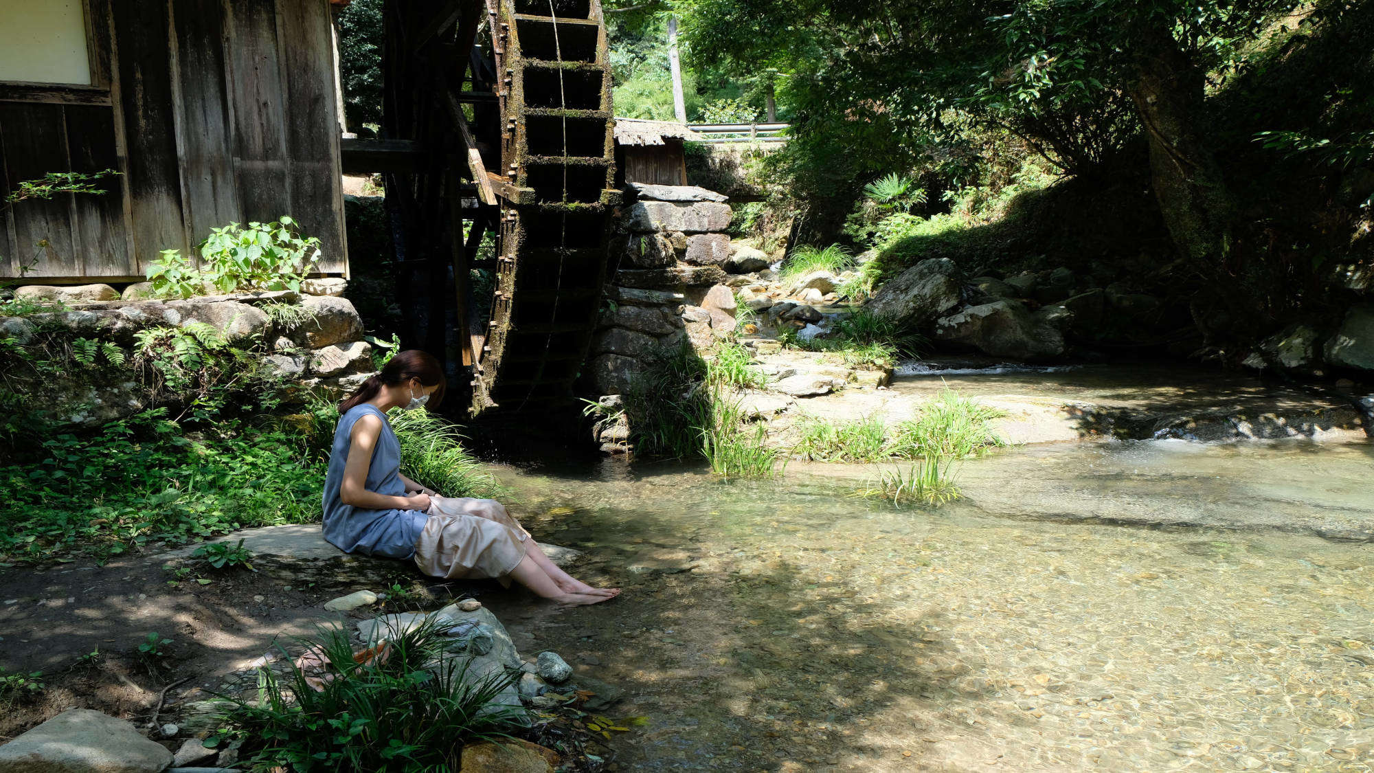 ・石畳清流園：澄んだ水が水車を回した昭和の懐かしさを誘います。夏は清流に足を付けて一服の清涼を