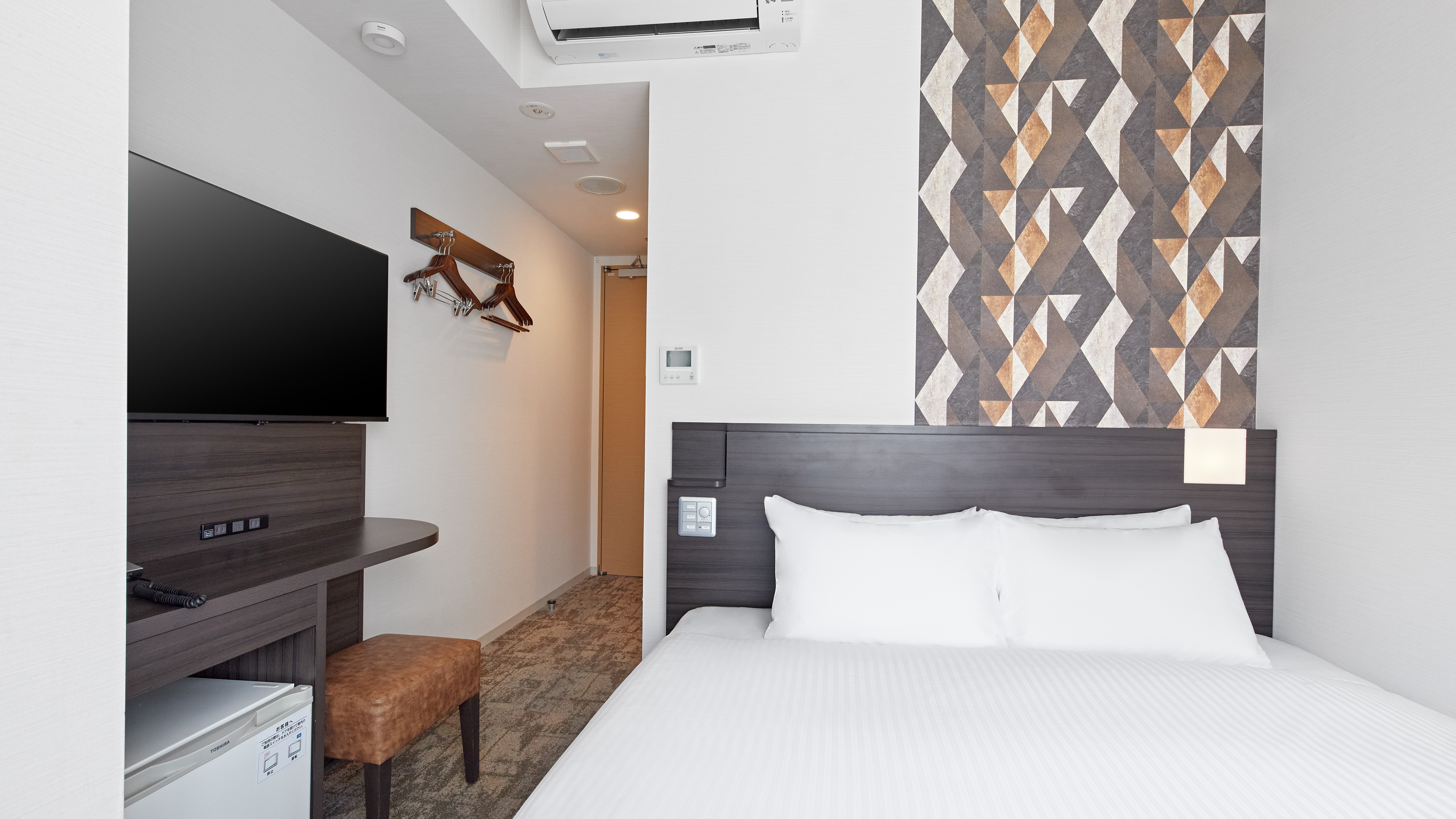 ・【コンフォートダブル】シーリー社製クイーンベッド（160cm幅）を1台設置