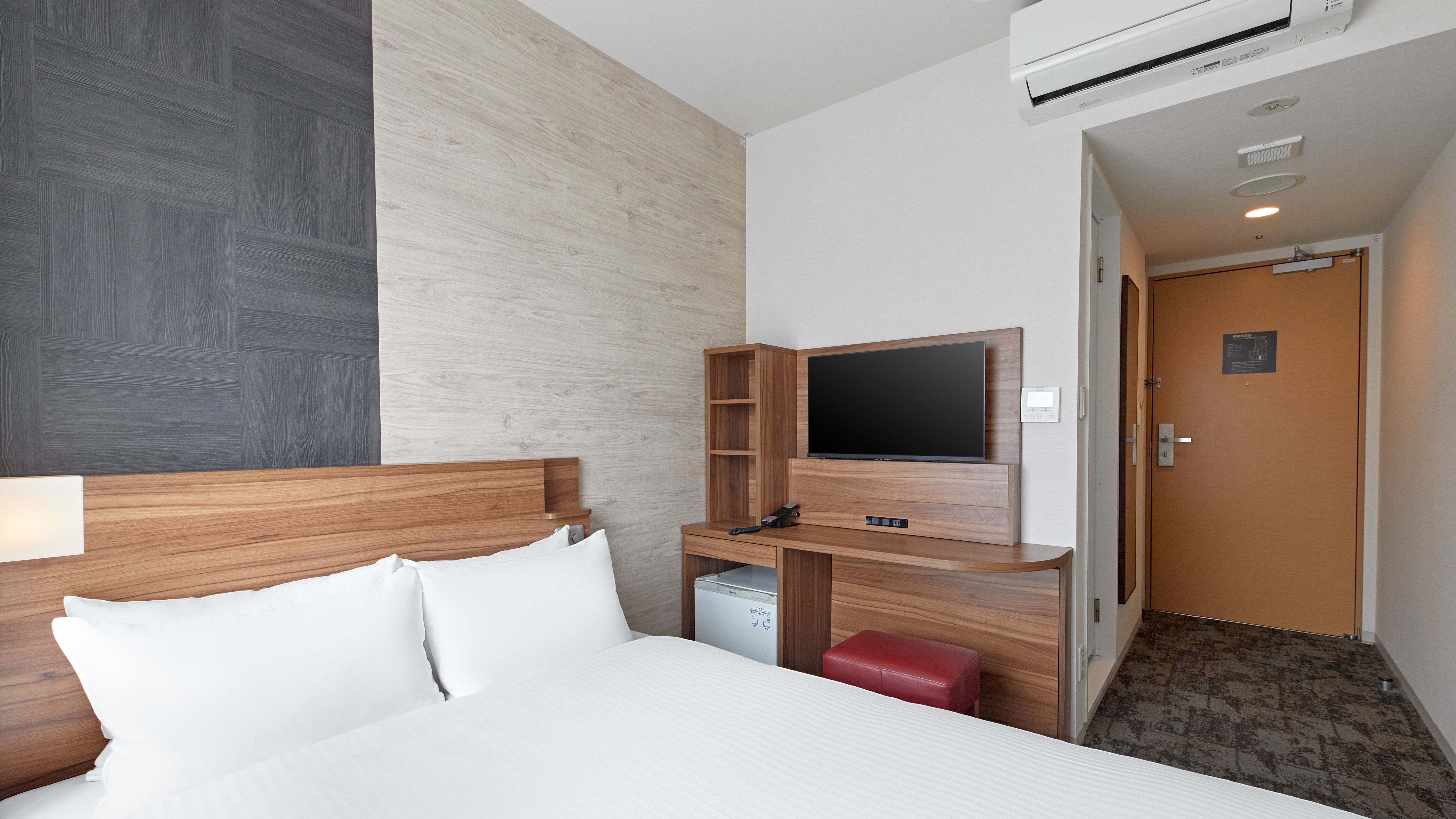 ・【スタンダードダブル】シーリー社製セミダブルベッド（140㎝幅）を1台設置