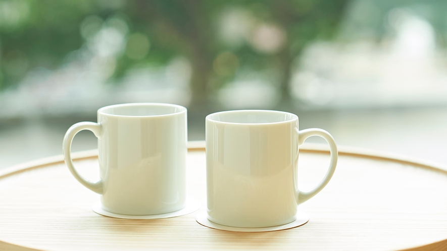 ・【客室備品】備え付けのマグカップでお茶やコーヒーをお飲みいただけます