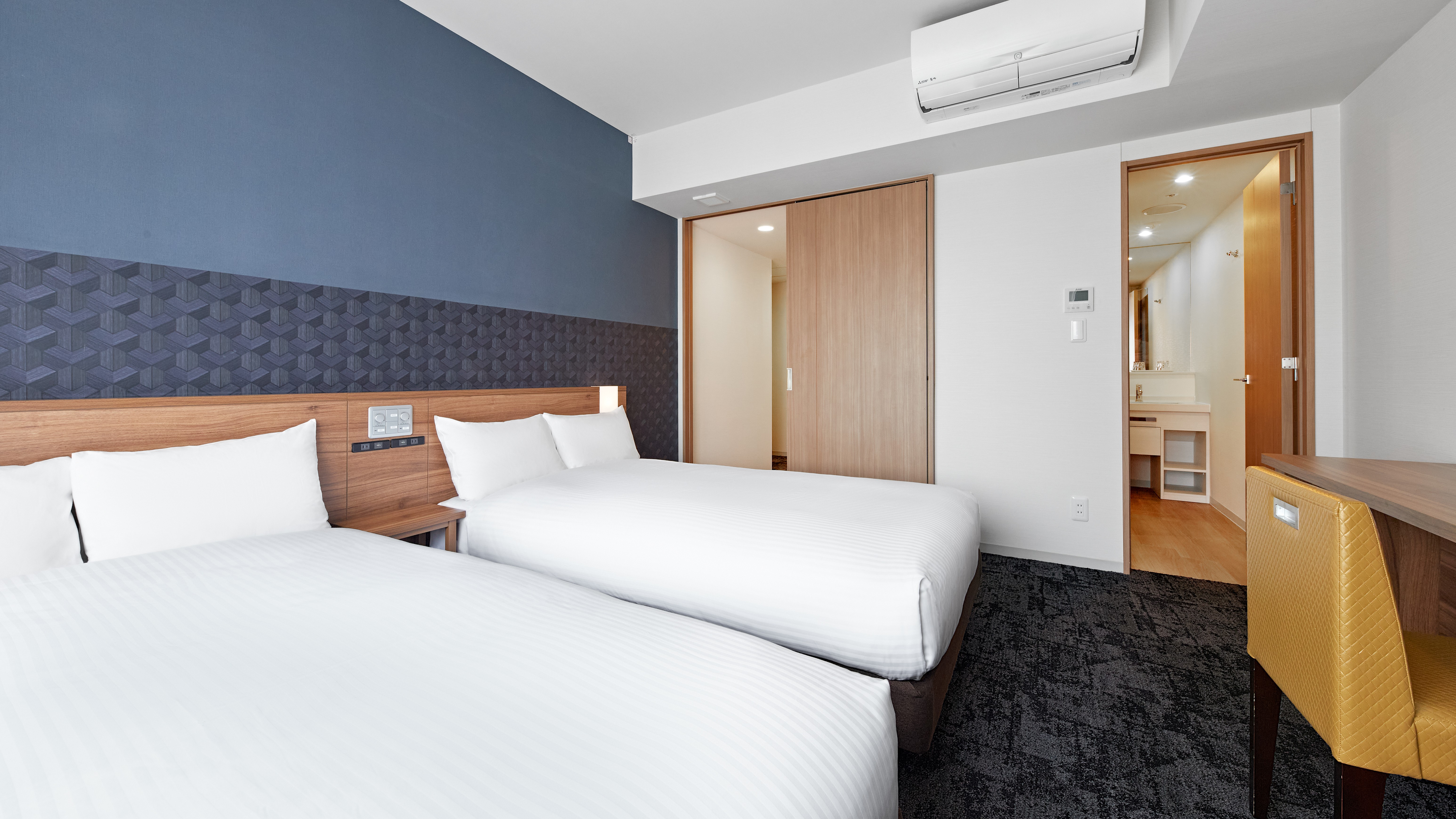 ・【デラックスツイン】シーリー社製セミダブルベッド（120㎝幅）を2台設置