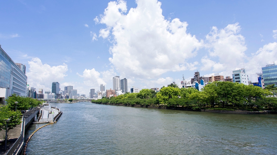・【大阪観光】当館そばを流れる大川。川沿いは公園や緑道が整備されており散歩にピッタリ！