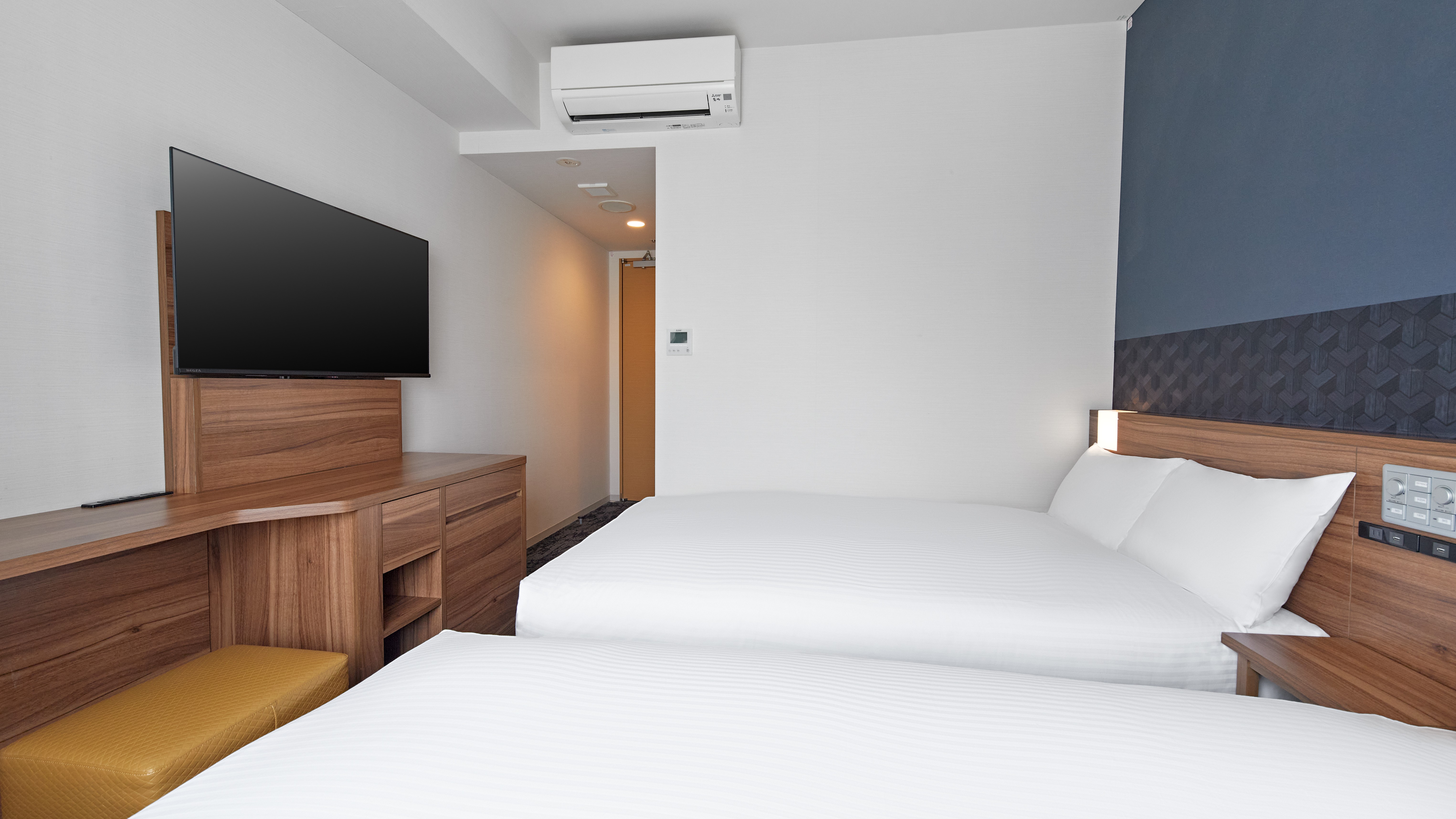 ・【スタンダードツイン】シーリー社製セミダブルベッド（120㎝幅）を2台設置