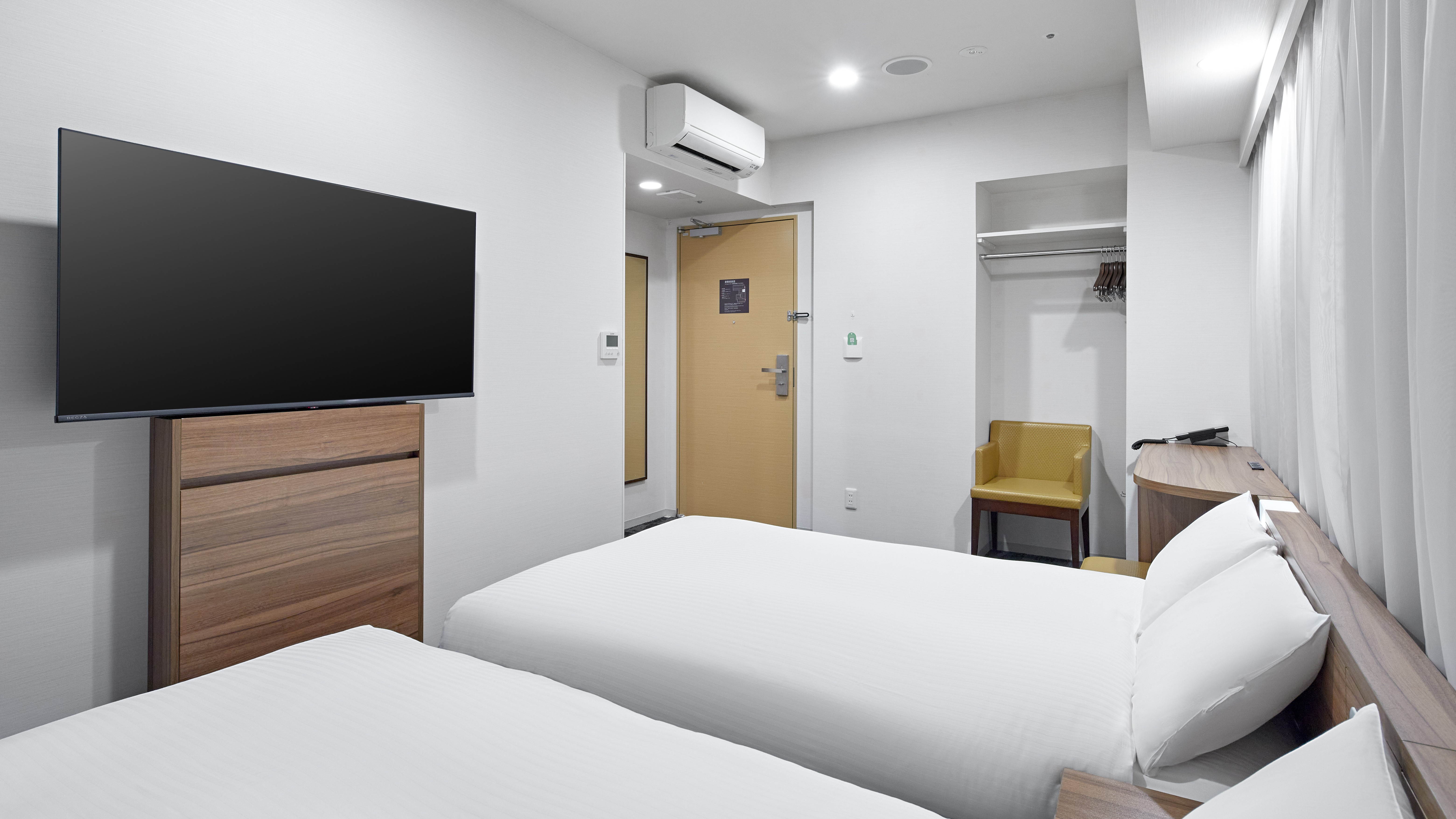 ・【スーペリアツイン】シーリー社製セミダブルベッド（120㎝幅）を2台設置