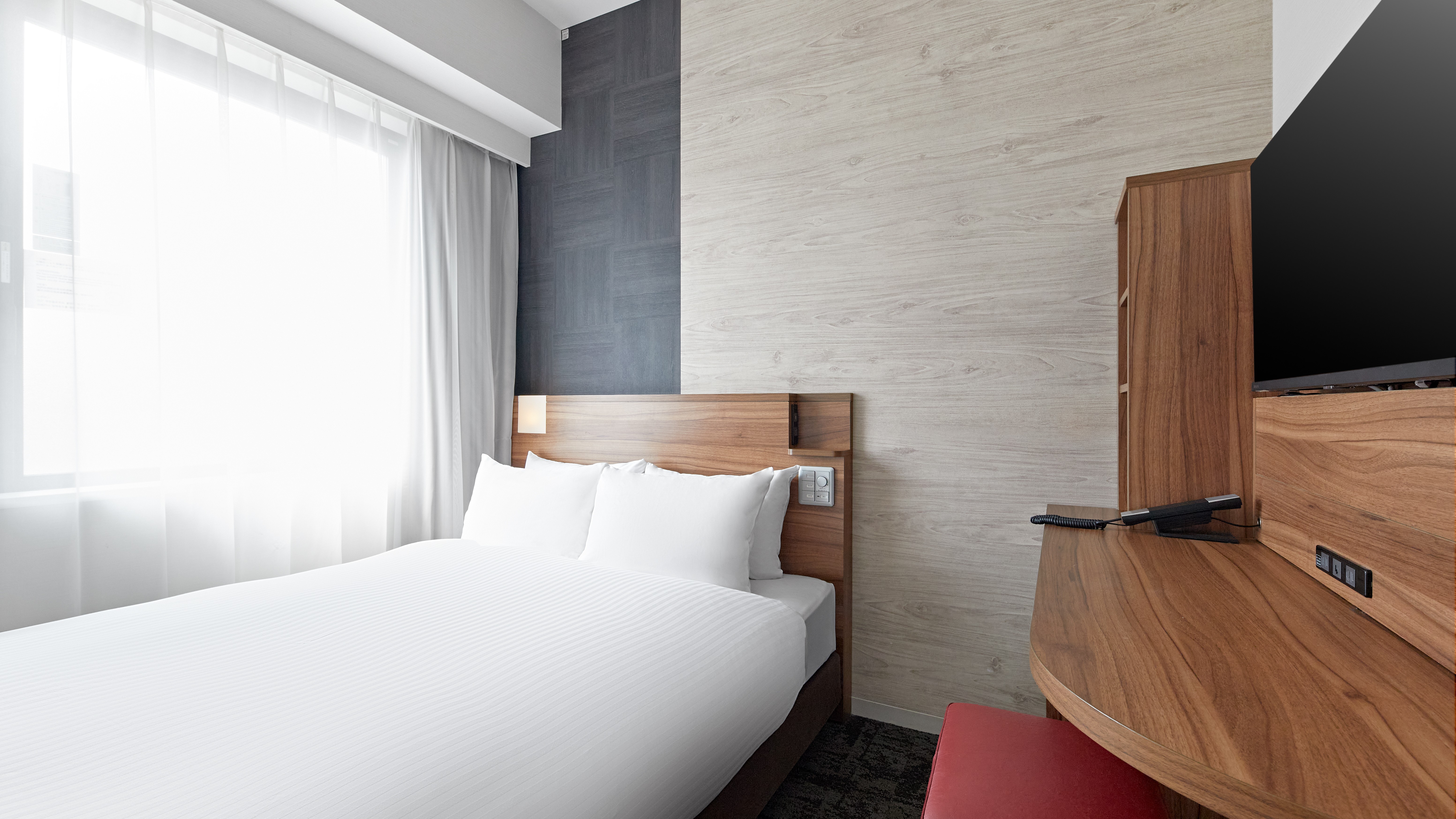 ・【スタンダードダブル】必要な設備をコンパクトに収めた客室です