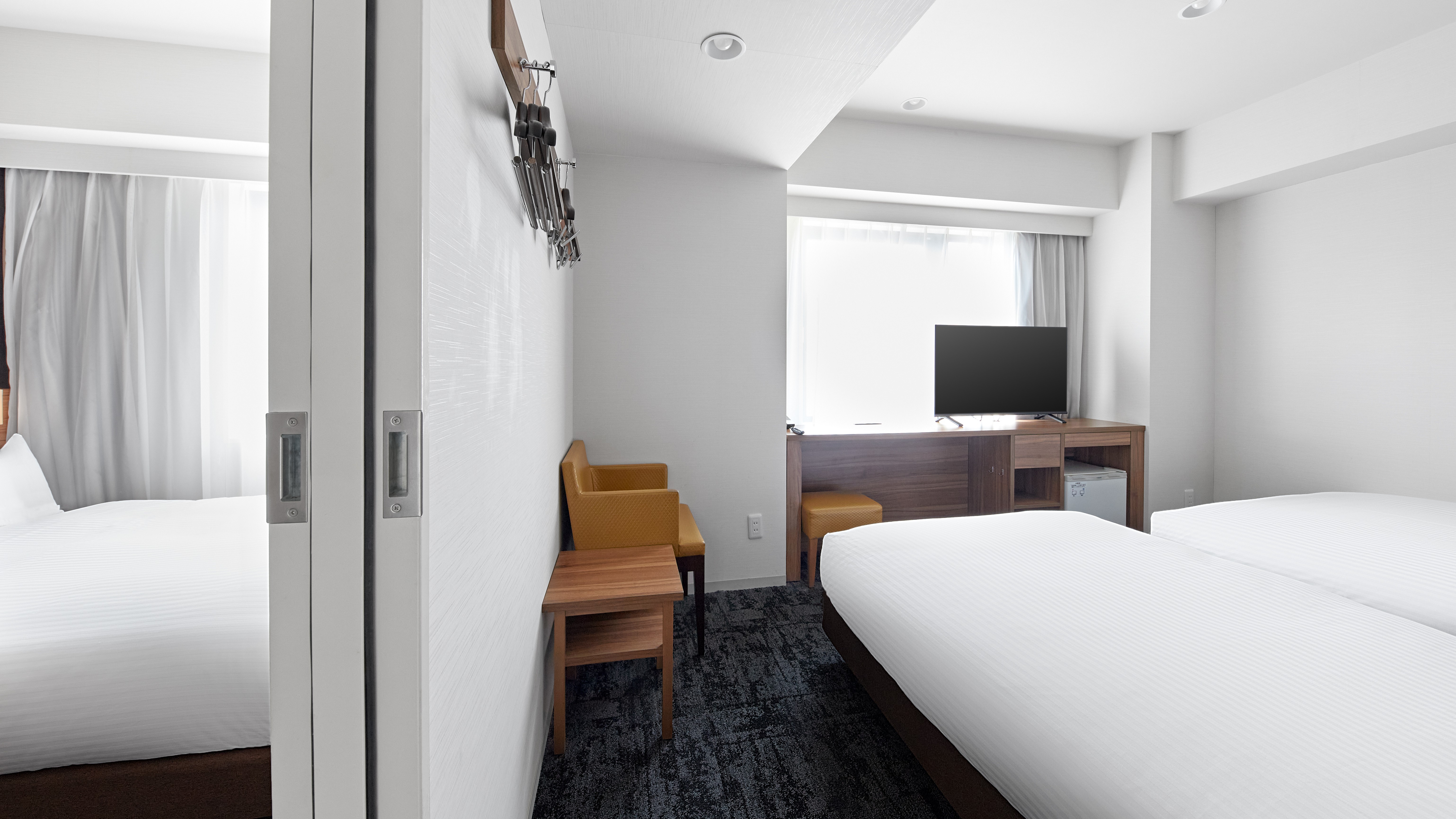 ・【コネクティングルーム】隣接するコンフォートツインとダブルの間に室内ドアがあります