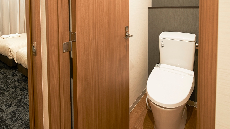 ・【デラックスツイン・トイレ】独立したトイレは温水洗浄便座完備