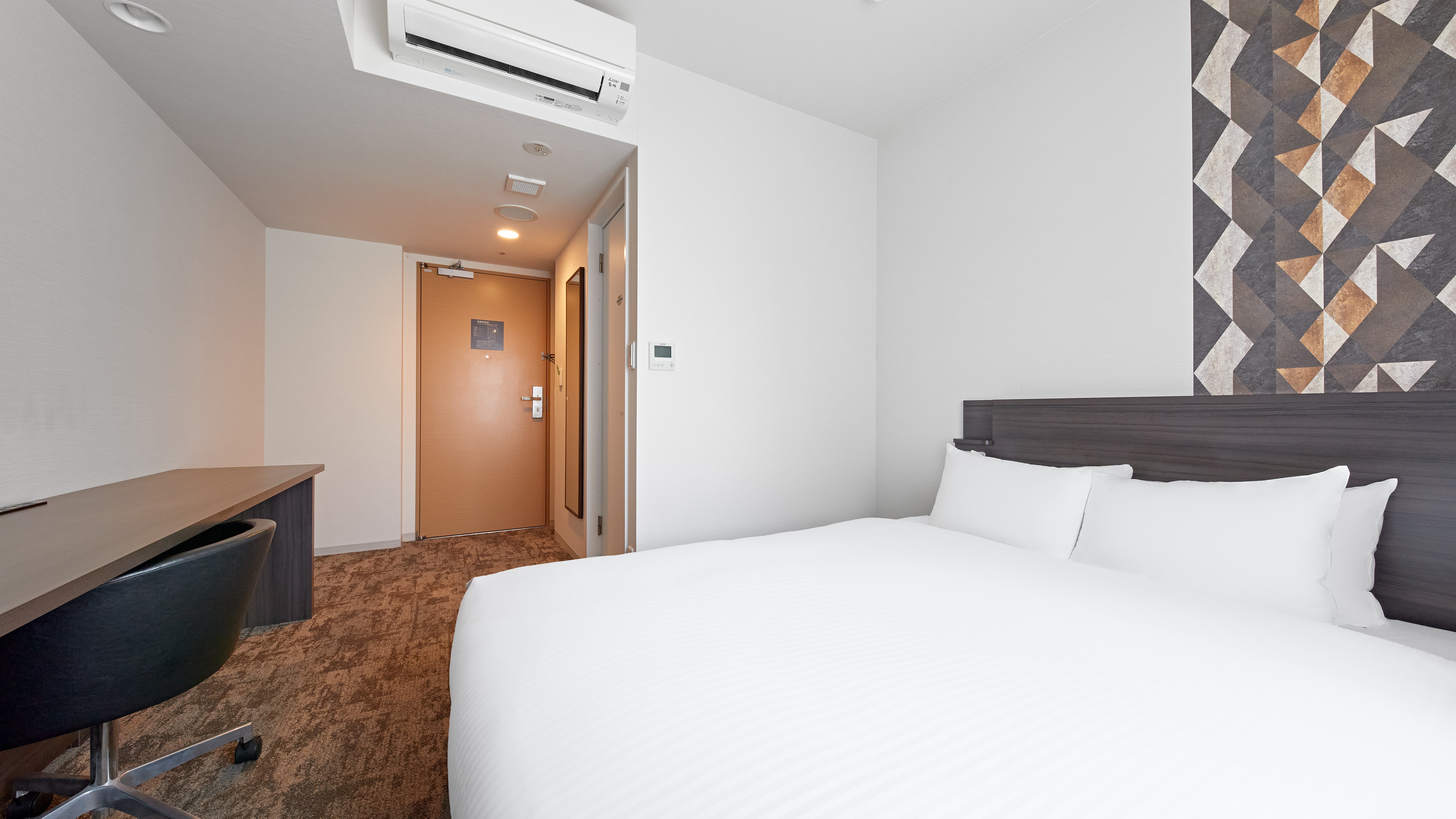 ・【デラックスダブル】シーリー社製クイーンベッド（160cm幅）を設置