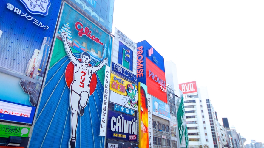 ・【大阪観光】大阪ミナミの繁華街、道頓堀。地元民や観光客で賑わっています