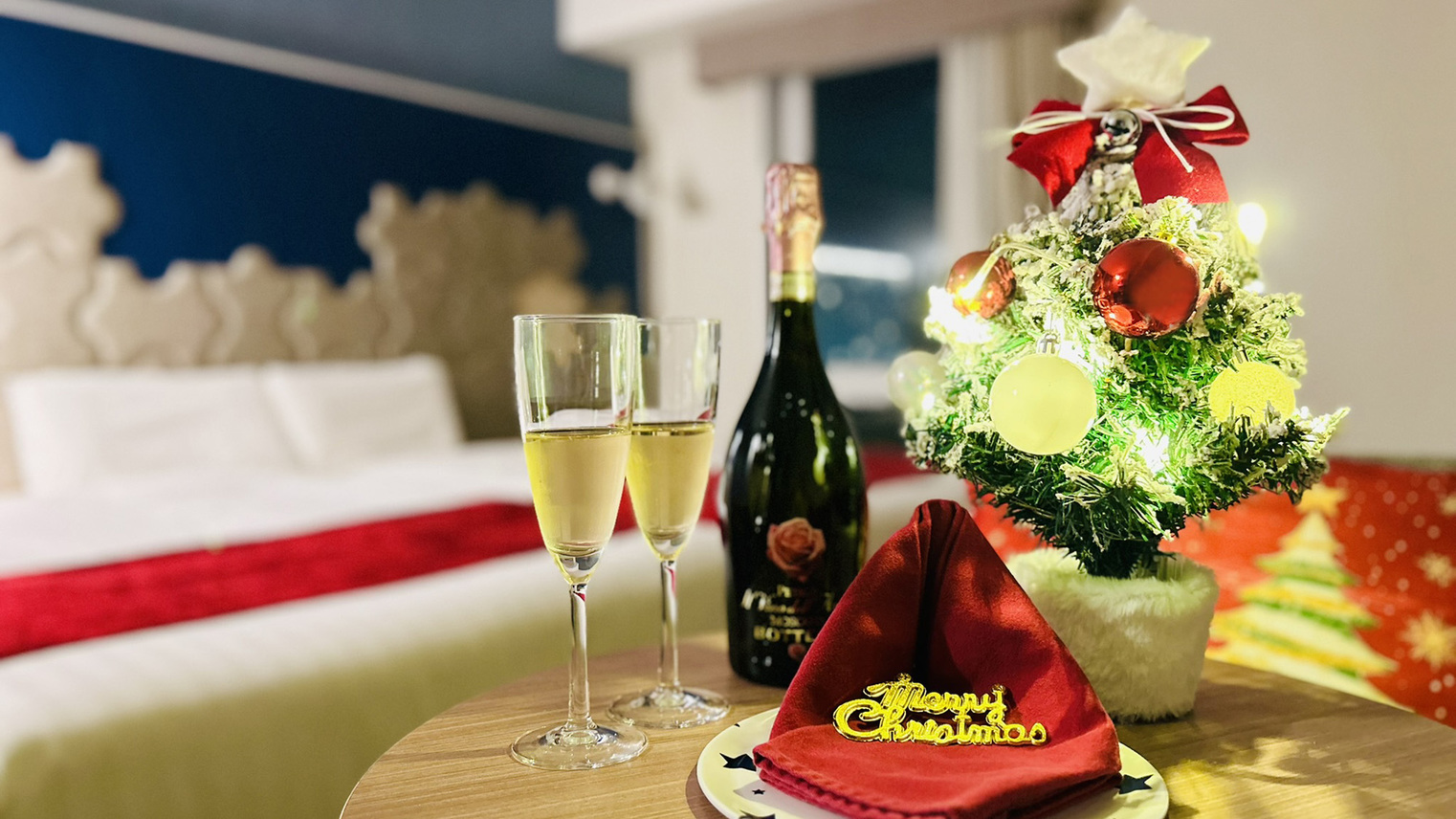 【室数限定】クリスマスルームでホテルステイ◆スパークリングワイン付き◆12時チェックアウト◆朝食付き