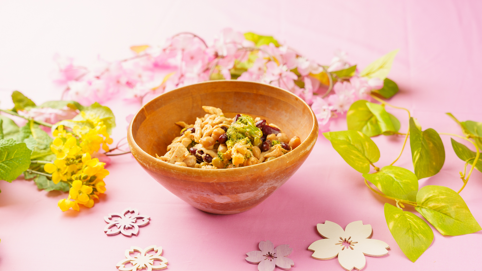 （日替わり）蒸し鶏とミックスビーンズをさっぱりとしたコブドレッシングで仕上げた彩り豊かなサラダ