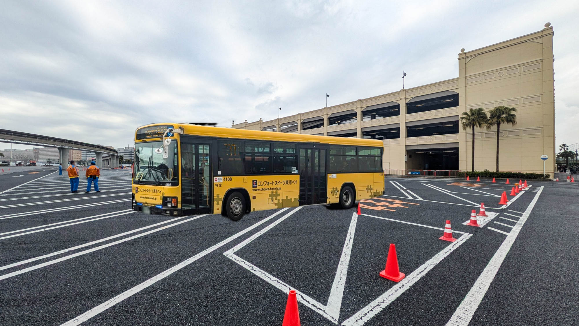 ⑥立体駐車場手前の平面駐車場内が、送迎バス専用乗降場です。