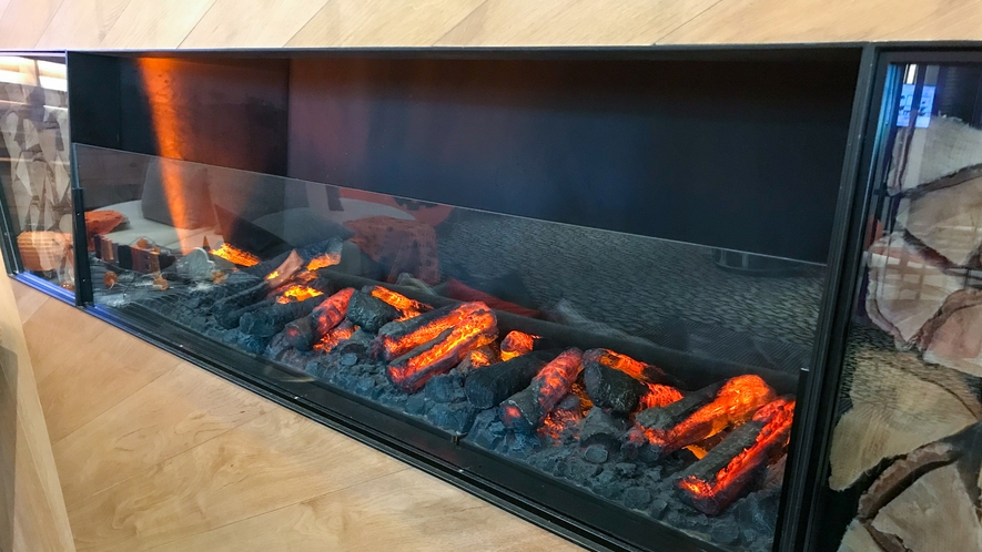 【ロビースペース】フェイク暖炉で暖かみのある雰囲気です。熱はありませんので安心してご覧ください。