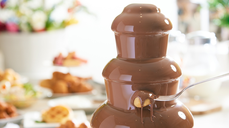大人もときめく人気のチョコレートファウンテン。チョコレートをたっぷりかけてお楽しみください。