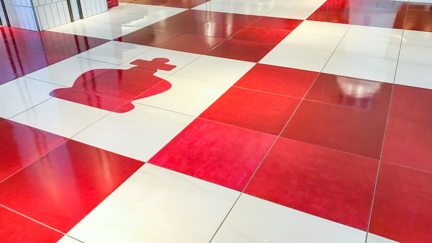 【ロビースペース】チェスをイメージした床は写真を撮っても映えること間違いなし。