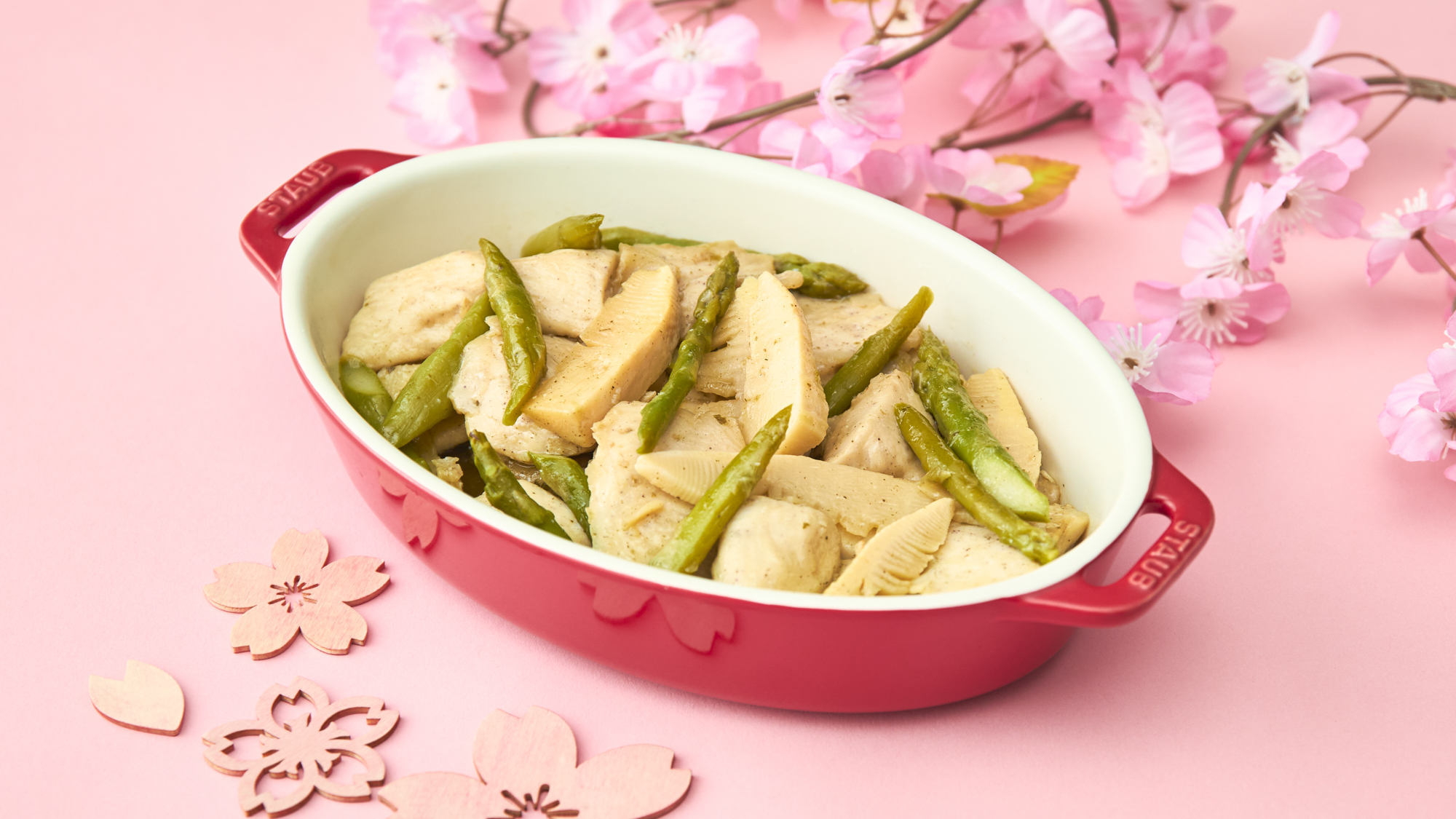 （日替わり）若鶏と春野菜を青じその爽やかな香りと味付けで仕上げた、季節感を楽しめる一皿