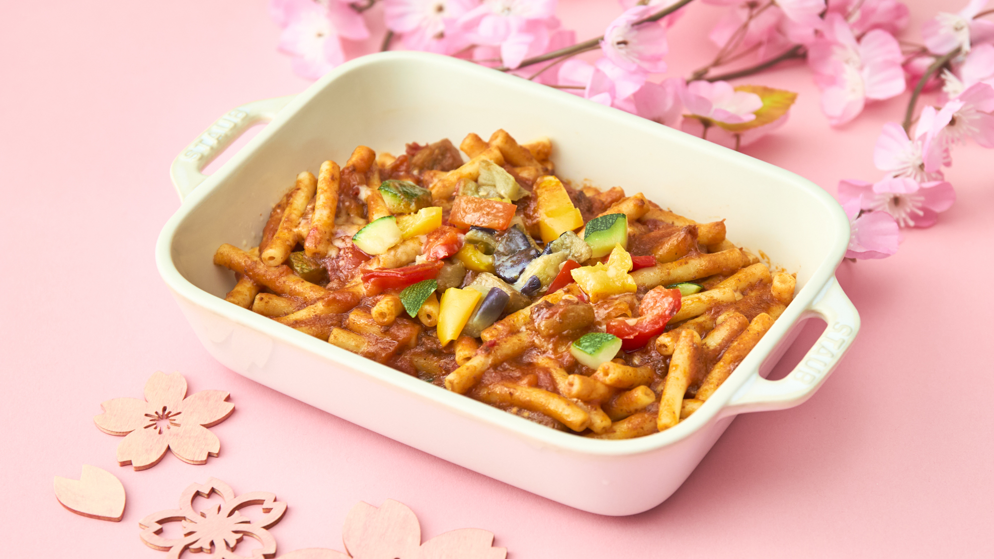 （日替わり）ミートソースに彩り野菜を加え、トマトの風味を活かしたマカロニボロネーゼ