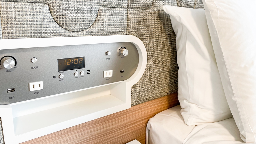 【ヘッドボード】枕元のコンセント・USBは就寝中の充電に便利。照明も枕元で操作できます。