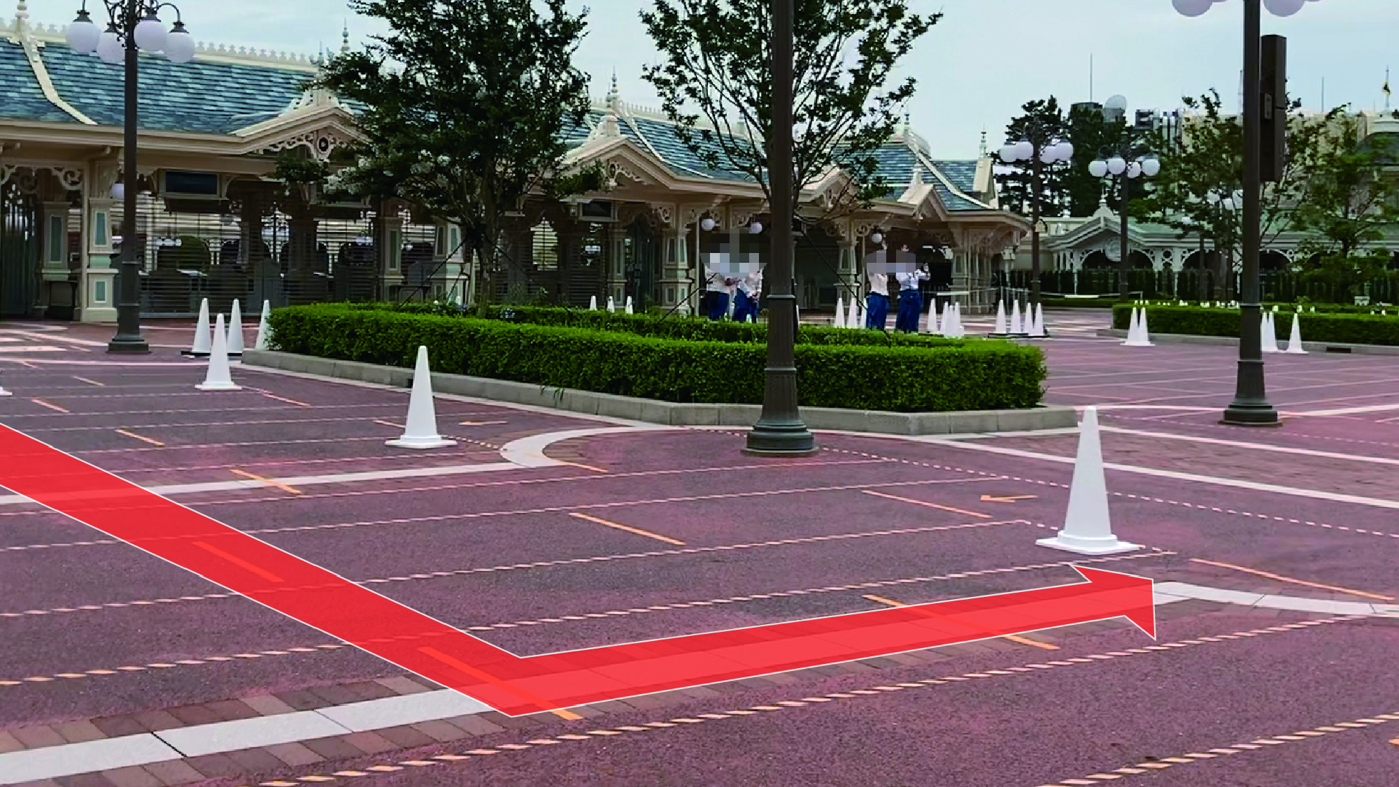 ①エントランスを出て左手方向にある出口専用ゲートに向かって進んでください。