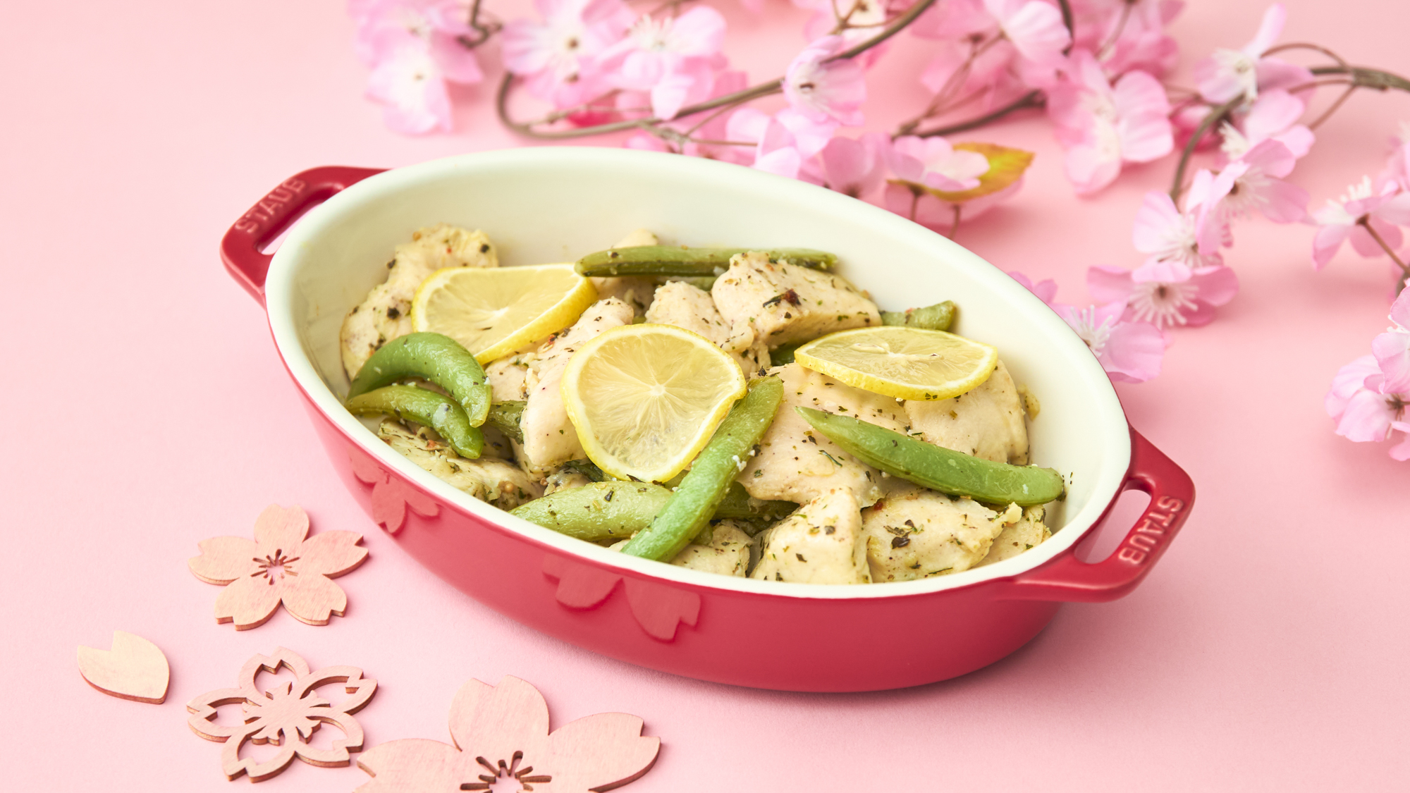 （日替わり）若鶏にレモンとバジルの風味を取り入れ、春らしい香りを楽しめます